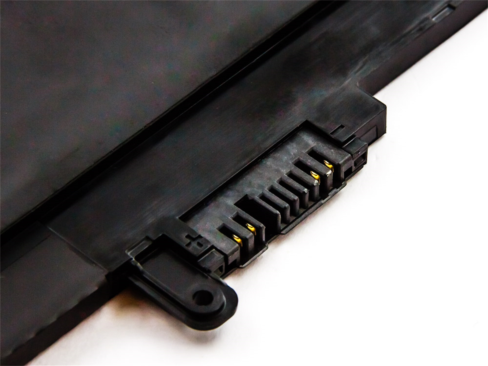 Nahaufnahme eines Laptop-Akkuanschlusses. Schwarzer Kunststoff, weißer Hintergrund.