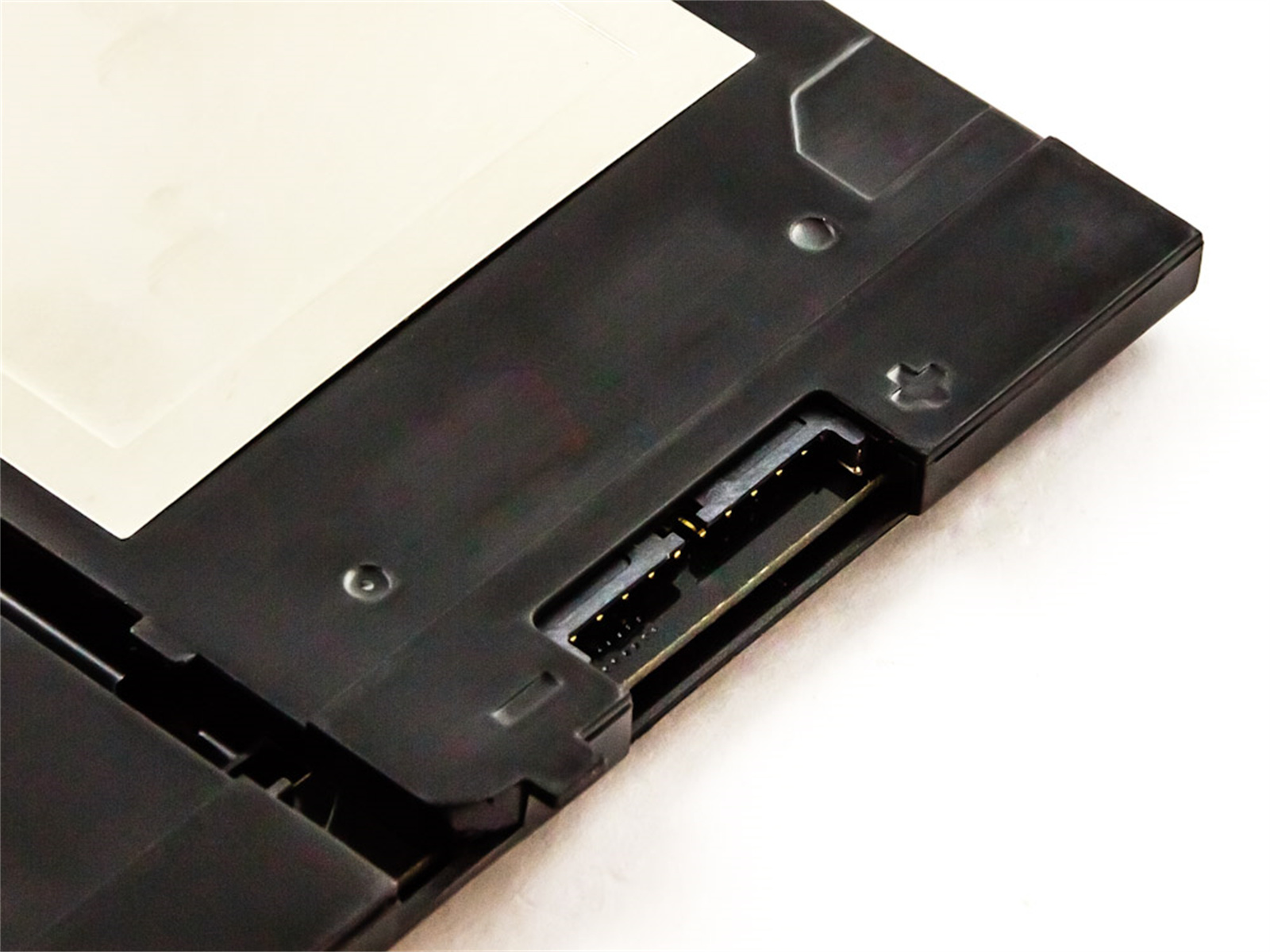 Schwarzer Festplattenanschluss mit seriellem Port.