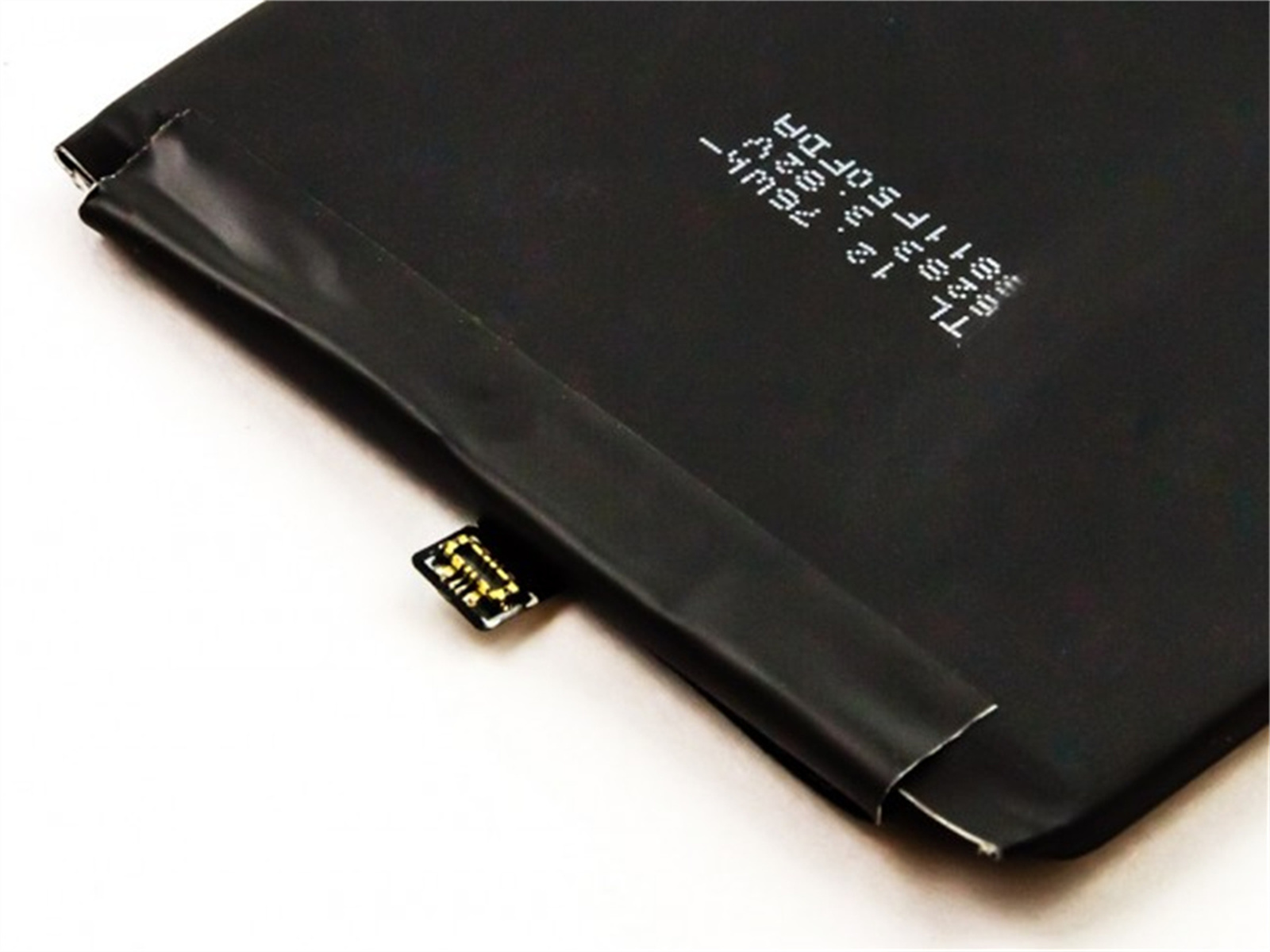 Nahaufnahme einer schwarzen Batterie mit kleinem Stecker. Auf der Batterie sind Zahlen aufgedruckt.