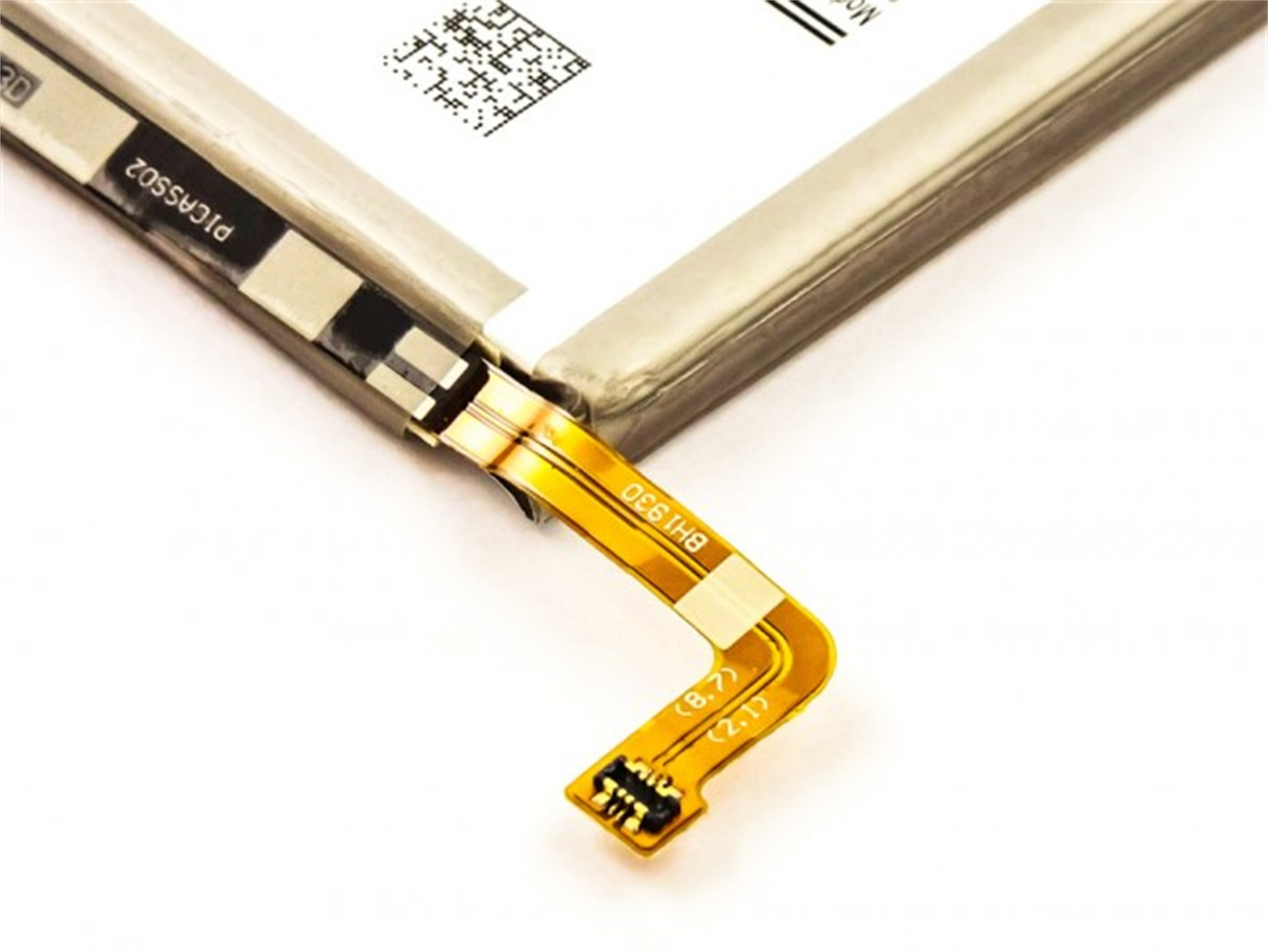 Eine Batteriezelle mit einem gelben Anschluss und weißem Hintergrund.