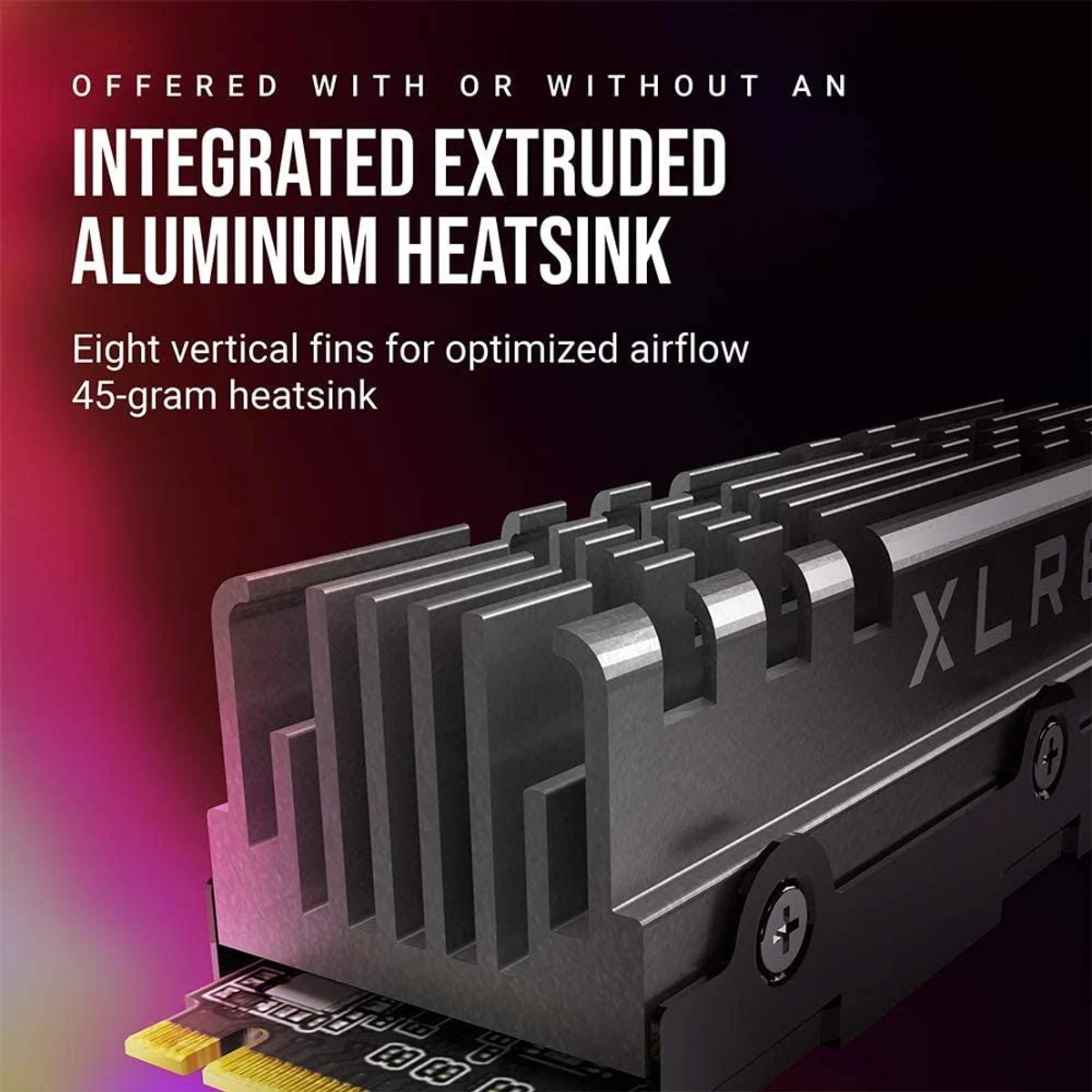 Zbliżenie na radiator. Ma pionowe żebra i jest czarny. Tekst: 'Zintegrowany wytłaczany aluminiowy radiator'.