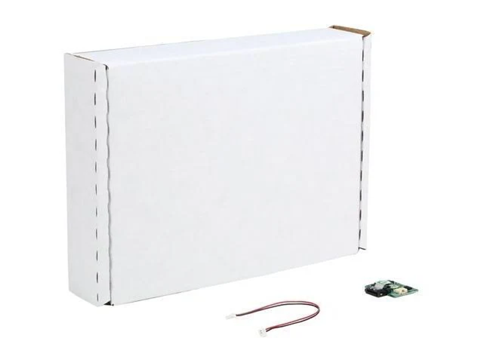 Białe kartonowe pudełko z małą płytką obwodu i przewodami obok na białym tle.