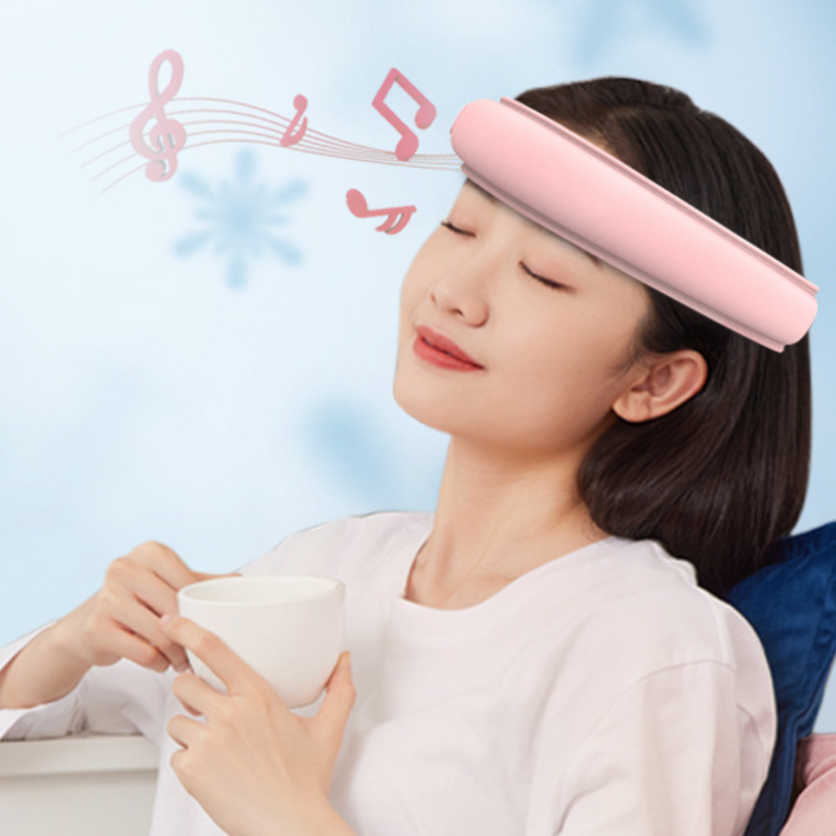 Eine Frau mit rosa Kopfbedeckung entspannt sich und hält eine Tasse. Musiknoten schweben im Hintergrund.