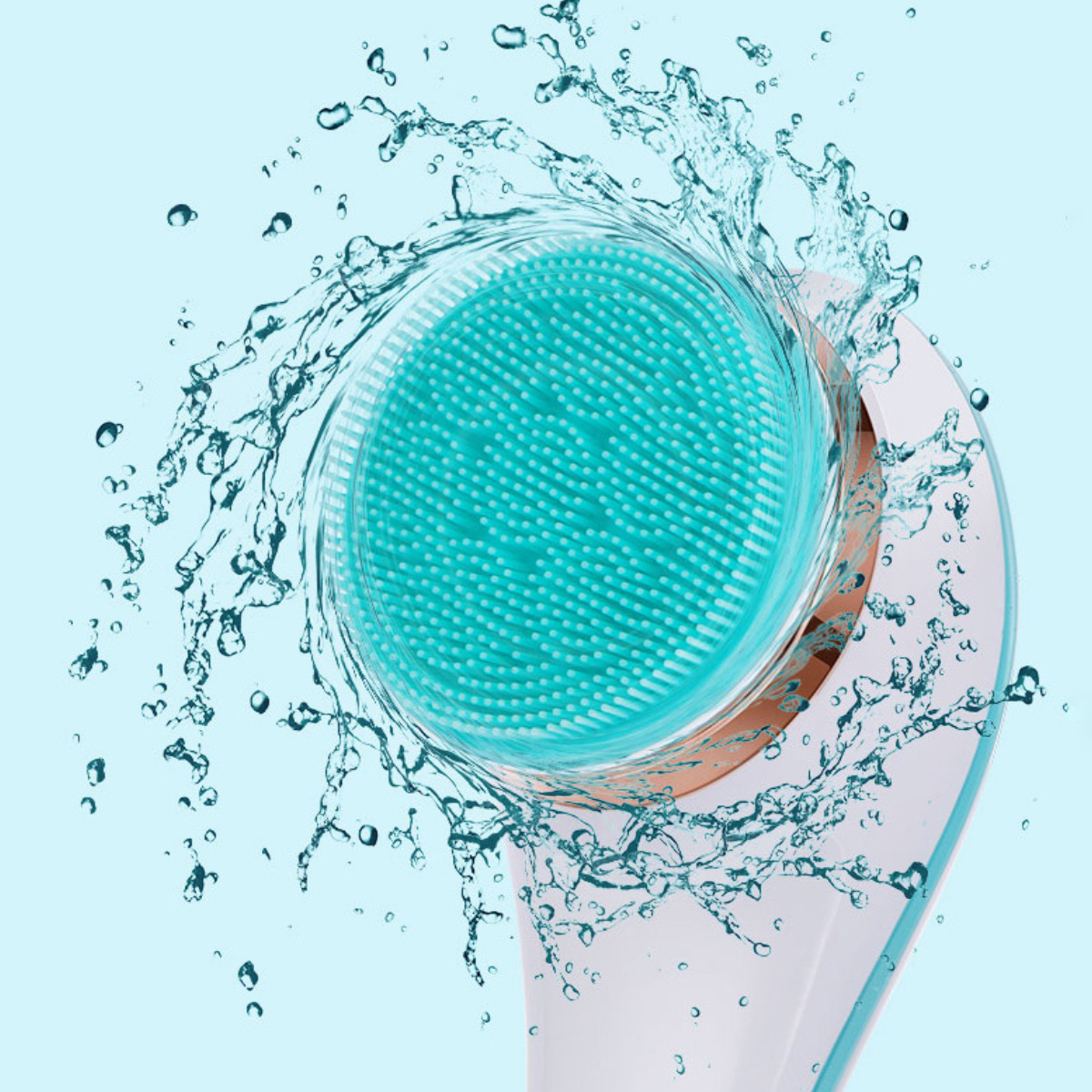Nahaufnahme einer rotierenden Gesichtsreinigungsbürste mit spritzendem Wasser.