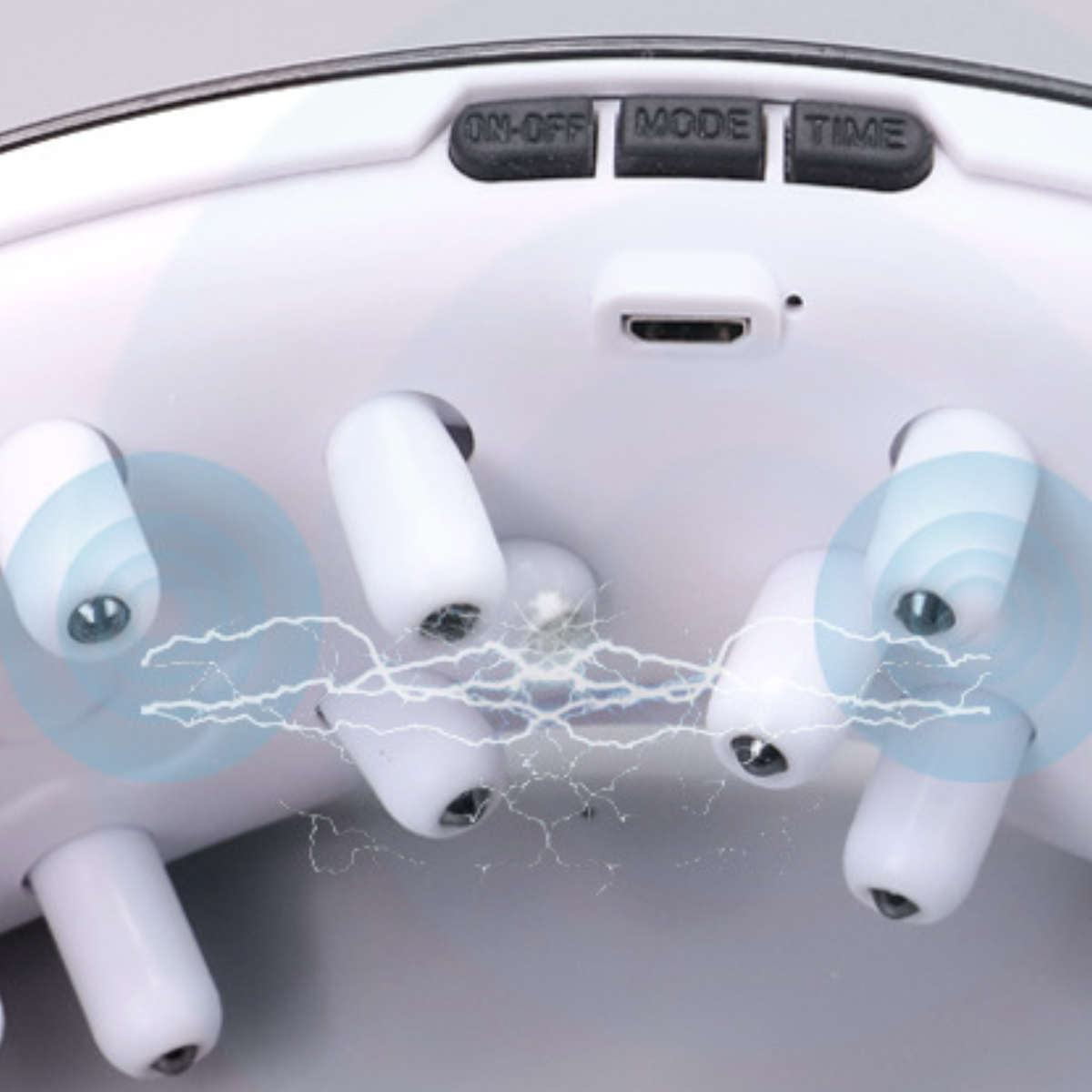 Weißes Gesichtsmassagegerät mit hervorstehenden weißen Zylindern und einem elektrischen Bolzeneffekt.