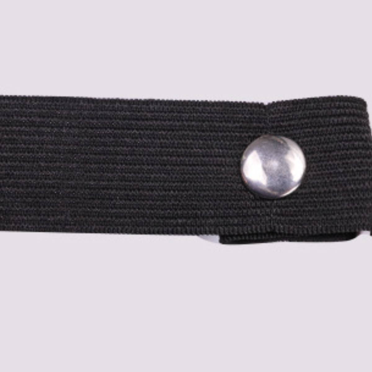 Schwarzes Gummiband mit einem silbernen Knopf. Weißer Hintergrund. Nahaufnahme.