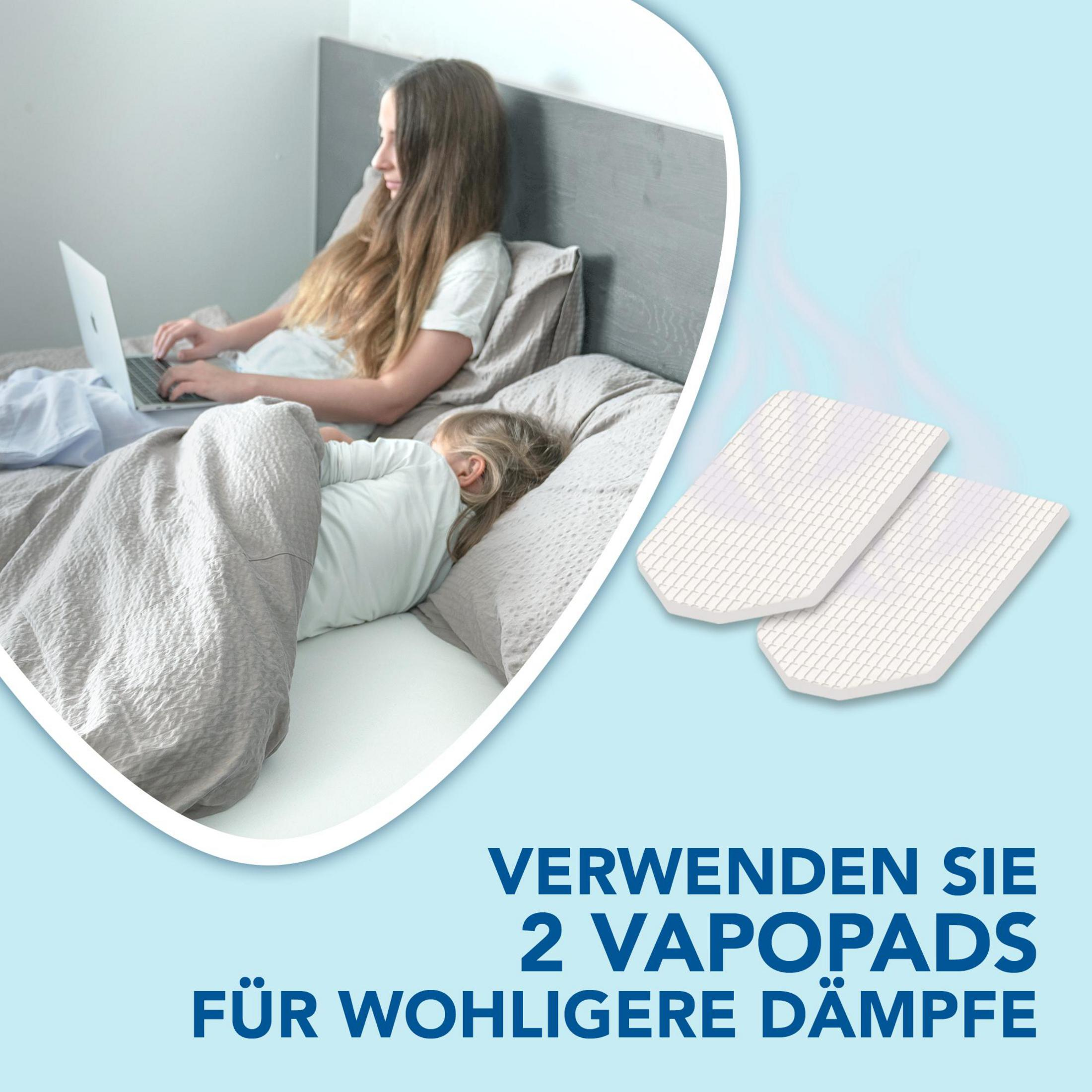 Zwei Mädchen im Bett, eines benutzt einen Laptop. Zwei weiße VapoPads im Vordergrund. Weicher Hintergrund.