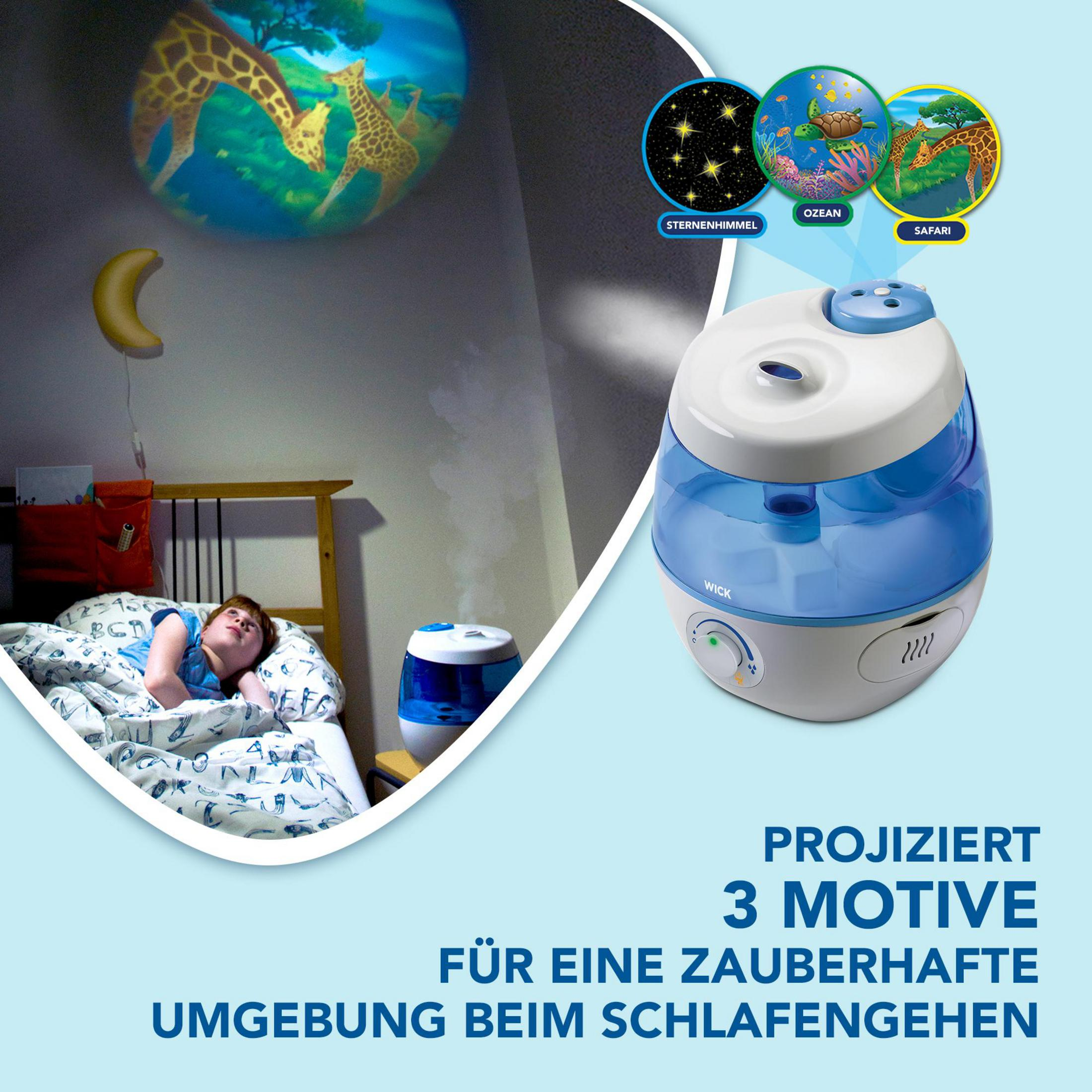 Ein Kind liegt im Bett. Ein Luftbefeuchter mit drei Projektionsbildern an der Wand. Text auf Deutsch.
