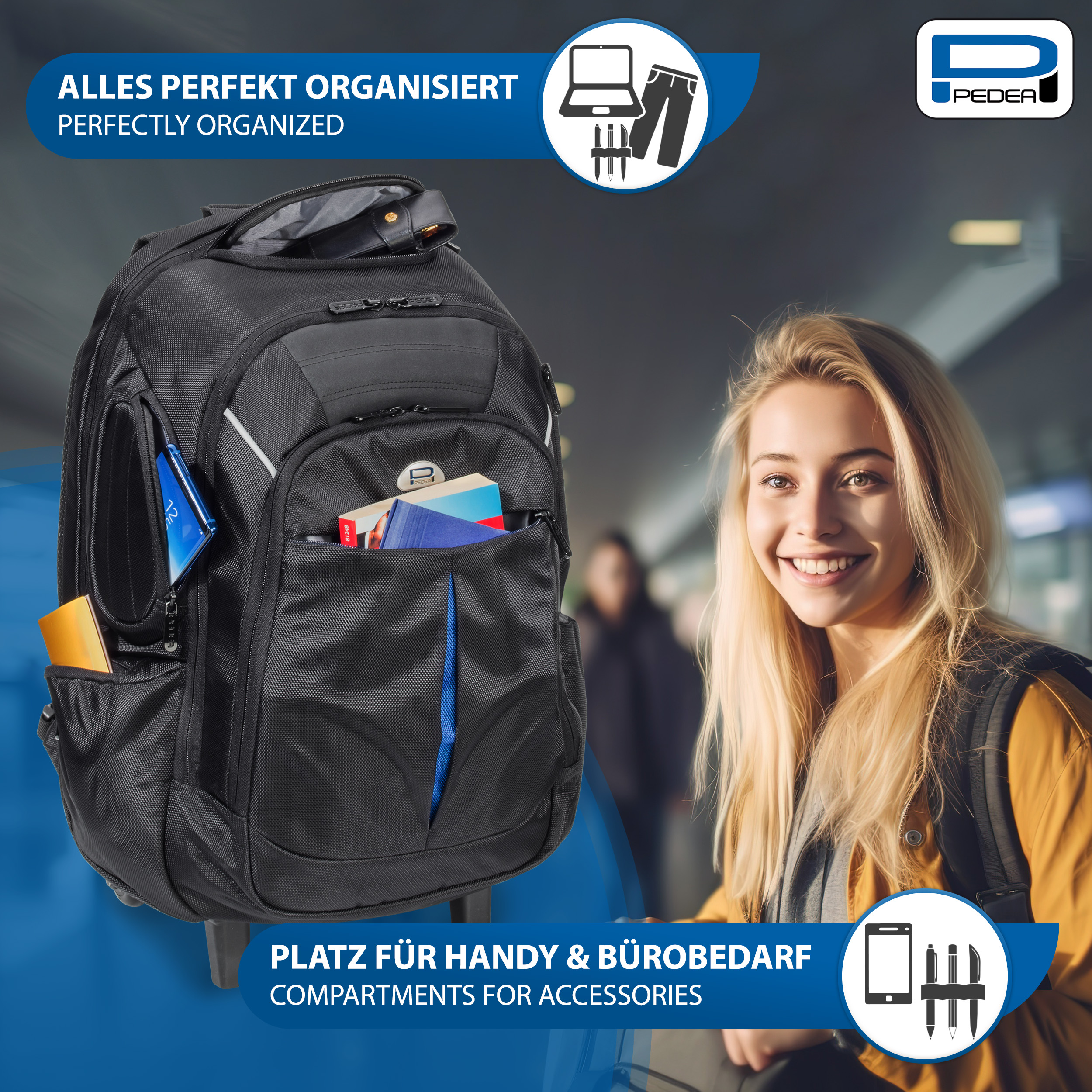 Eine Frau mit einem schwarzen Rucksack steht in einem Bahnhof. Auf der Tasche steht 'Perfectly Organized'.