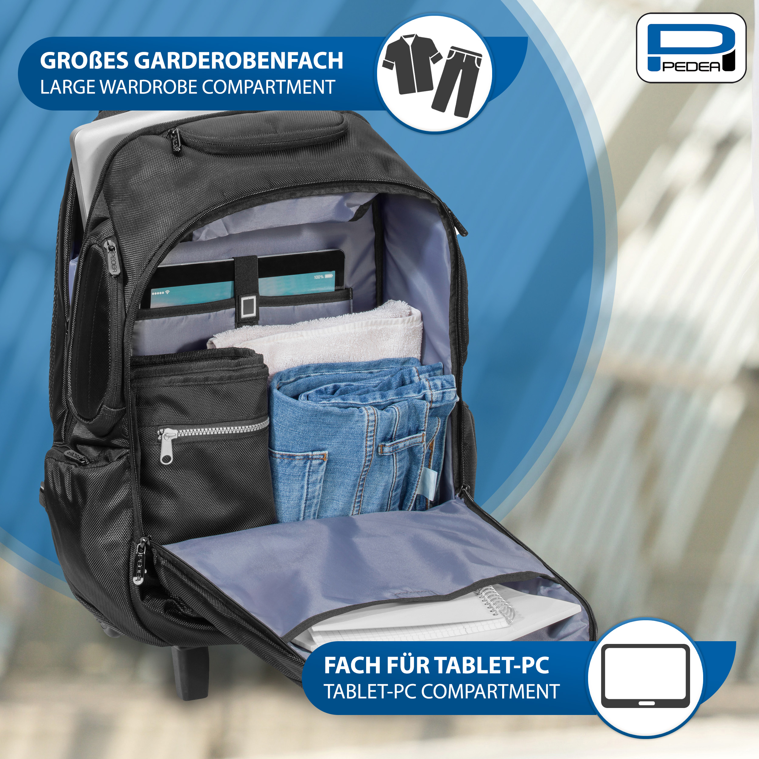 Schwarzer Rucksack offen, mit Jeans, weißem Stoff, Tablet und schwarzem Stauraum. Text: Großes Kleiderschrankfach.