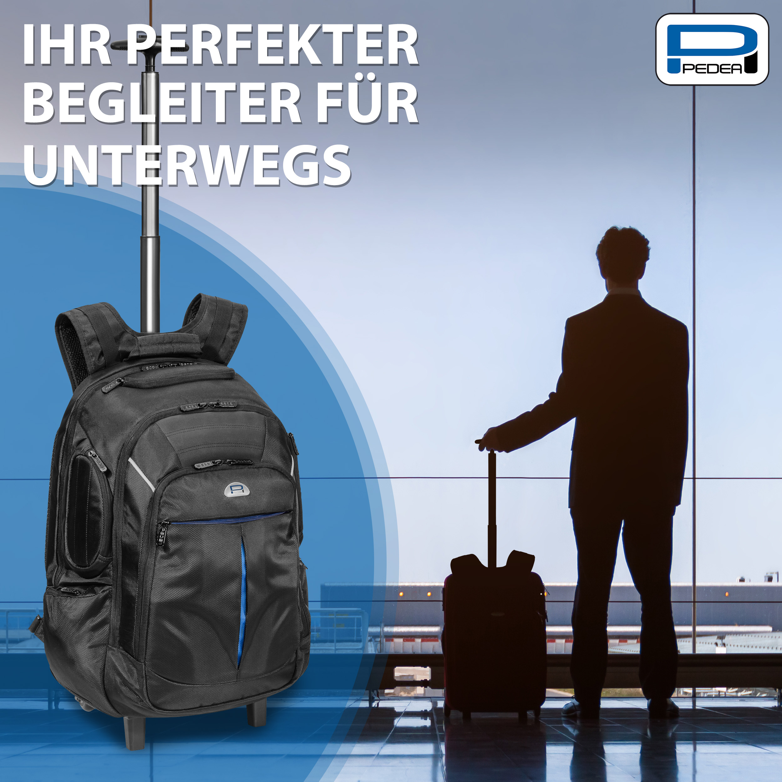 Mann mit Rollkoffer steht am Flughafen. Ein schwarzer Rucksack befindet sich auf der linken Seite.
