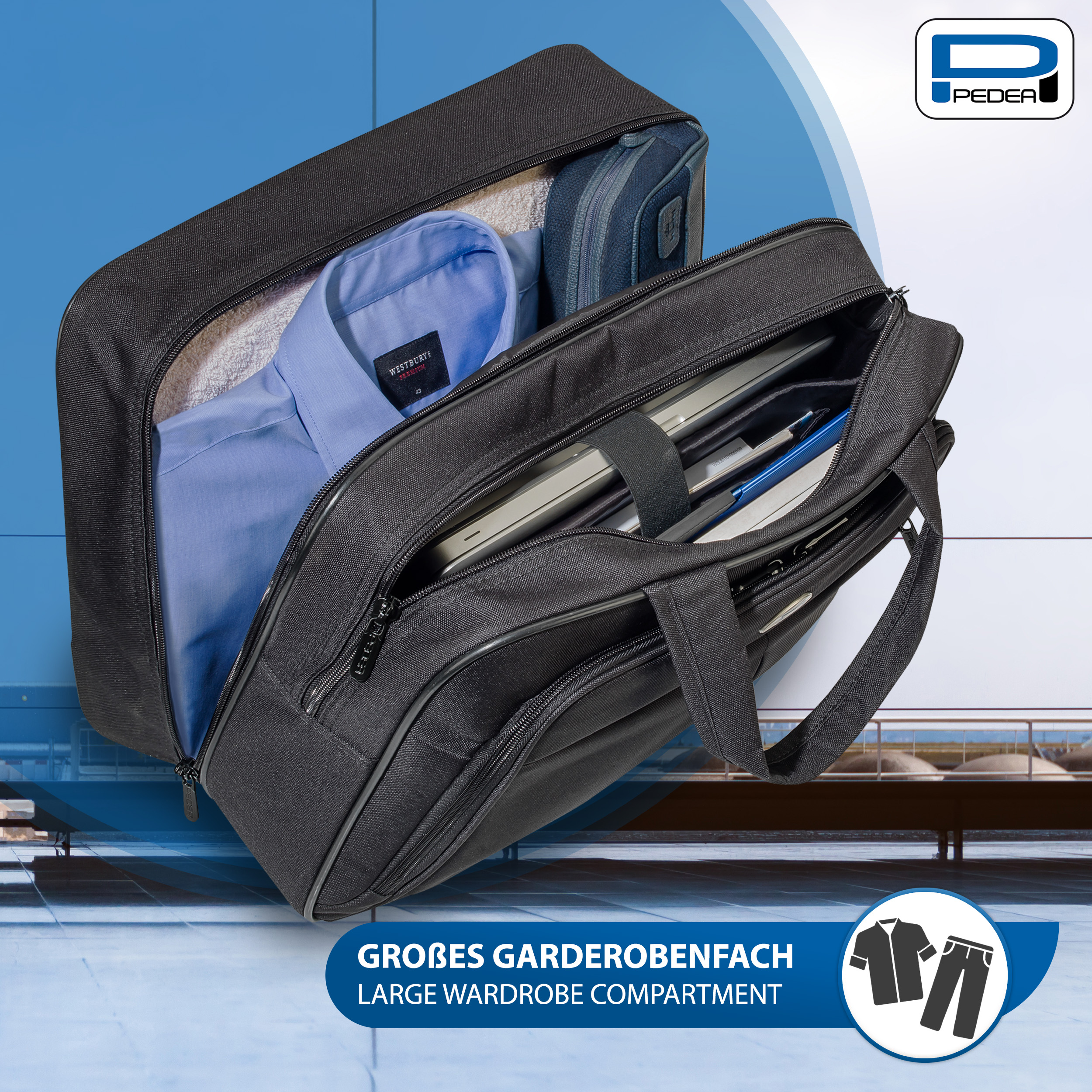 Eine schwarze Reisetasche ist geöffnet und zeigt ein blaues Hemd und eine kleine graue Tasche. Im Hintergrund ist ein Dach.
