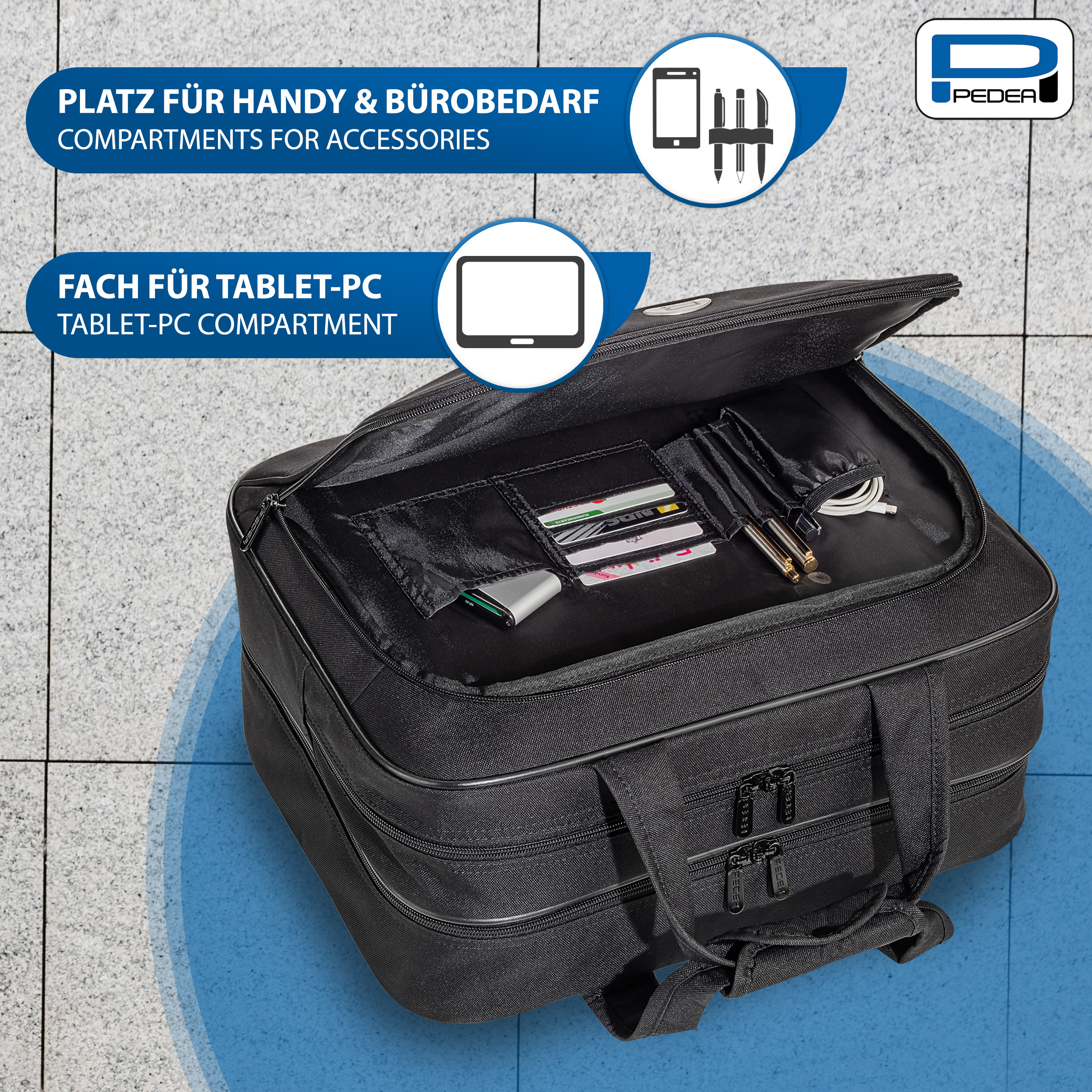 Schwarze Tasche mit Fächern für Zubehör, ein Tablet und einen Griff. Sie steht auf weißem Hintergrund.