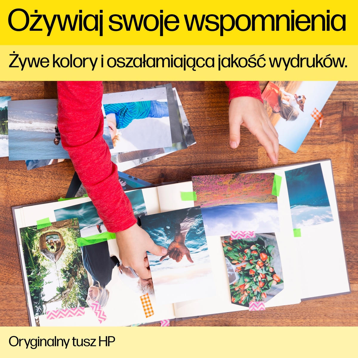 Osoba układa zdjęcia w albumie. Zdjęcia są przyklejone do stron. Tło to drewniany stół.