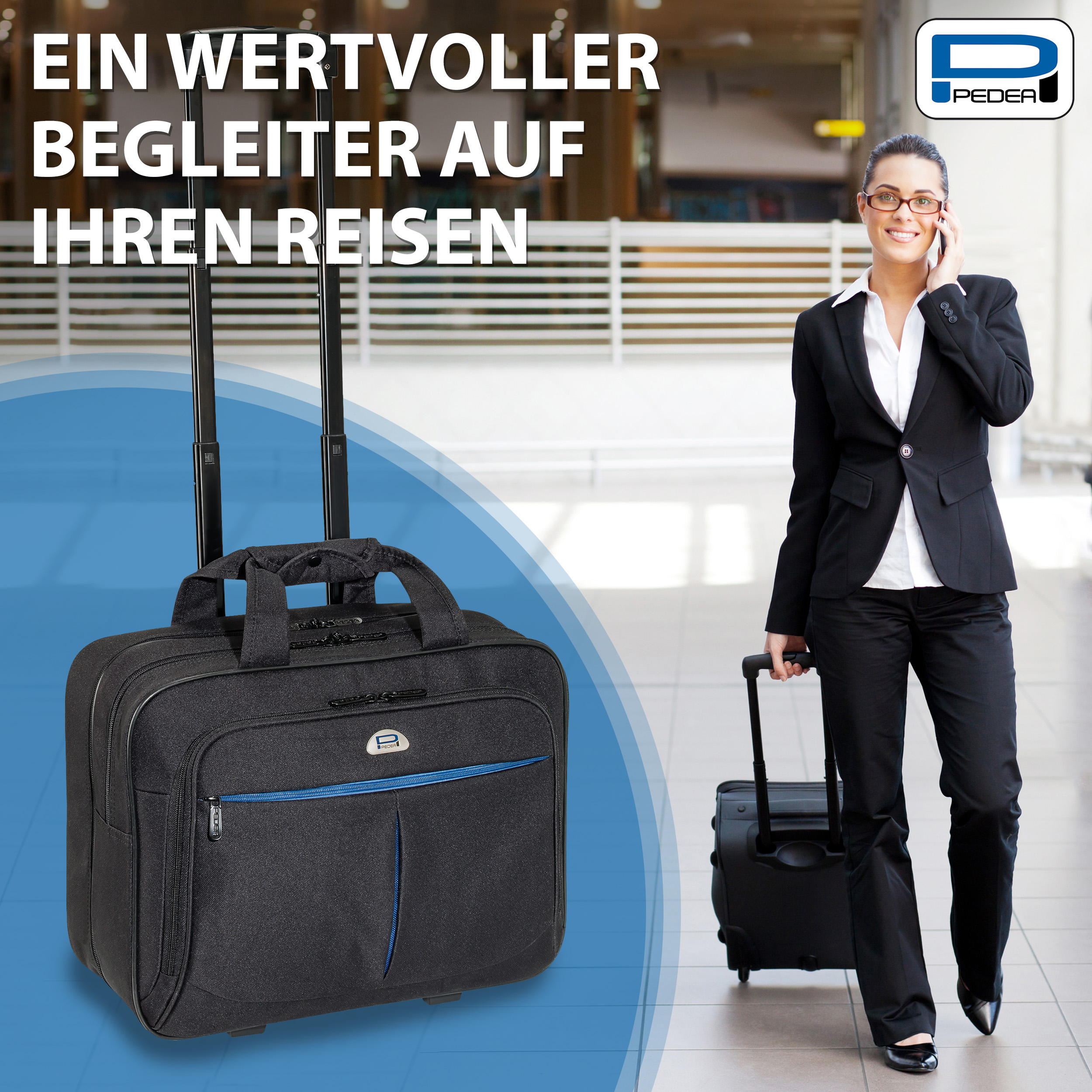 Eine Frau mit Gepäck am Flughafen, telefoniert neben einer Tasche mit Logo.