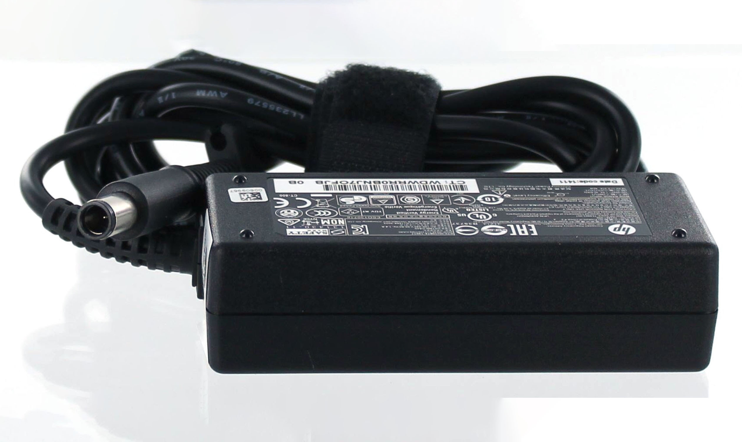 Schwarzes HP-Netzteil mit schwarzem Kabel und Stecker. Weißer Hintergrund, schräge Ansicht.
