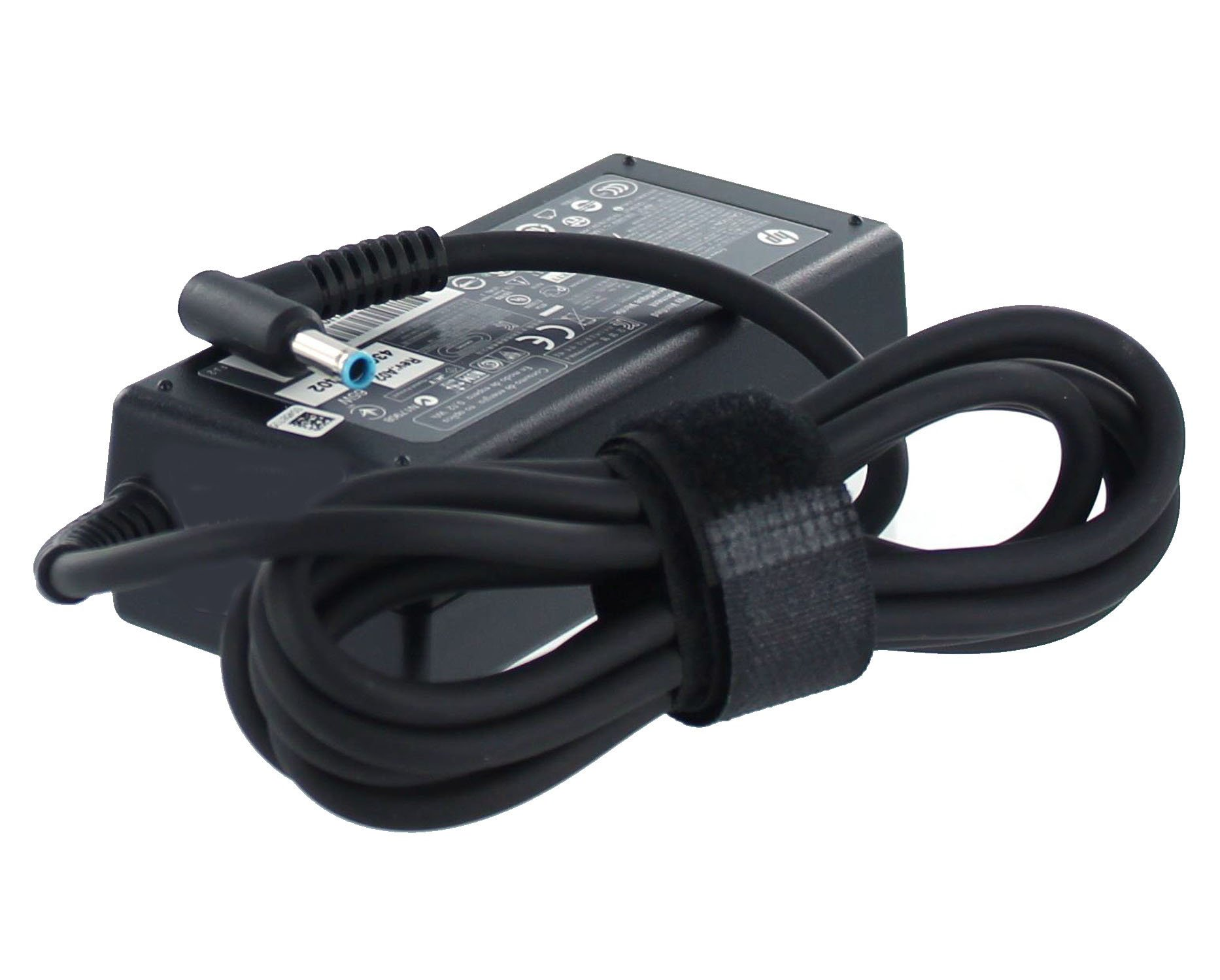 Schwarzes HP-Laptop-Ladegerät mit umwickeltem Kabel. Weißer Hintergrund.