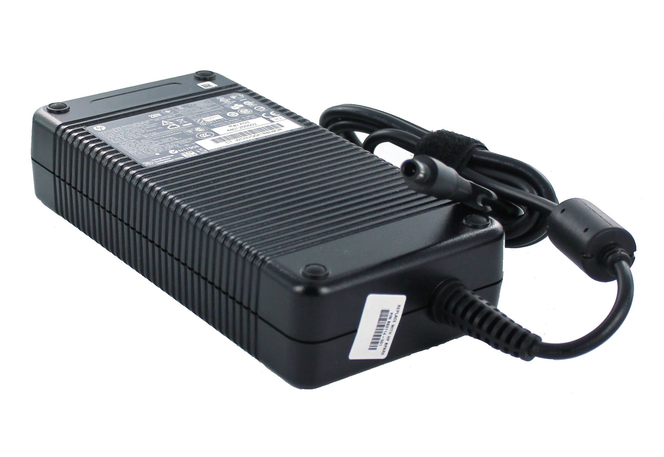 Czarny zasilacz HP z kablem, widok z kąta, białe tło.