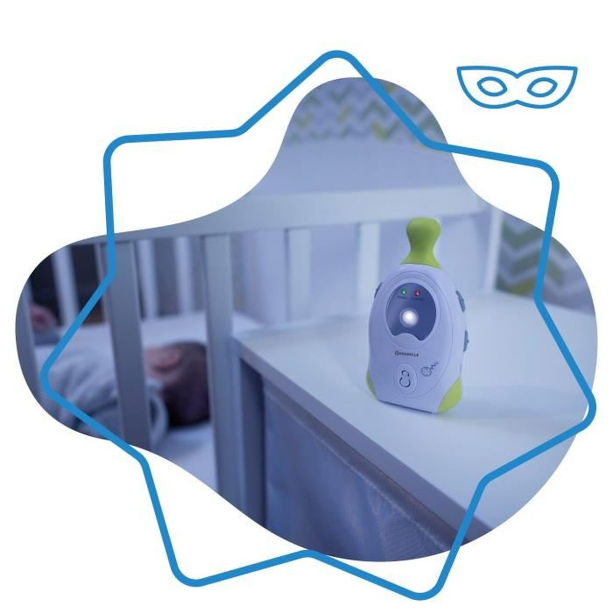 Baby monitor su tavolo bianco, bambino dorme nella culla sullo sfondo.