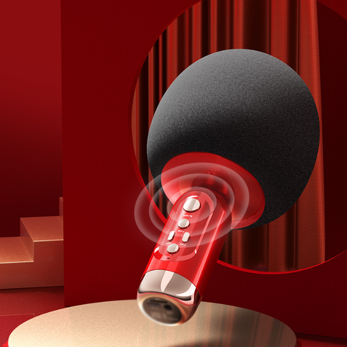 Ein rotes Mikrofon mit schwarzem Schaumstoffbezug steht auf einem Ständer. Roter Hintergrund mit Vorhang.