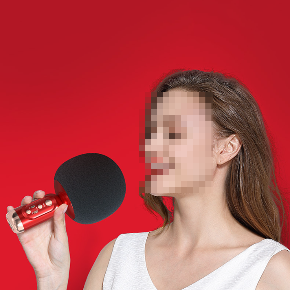 Eine Person, die ein rotes Mikrofon hält, mit verpixeltem Gesicht auf rotem Hintergrund.
