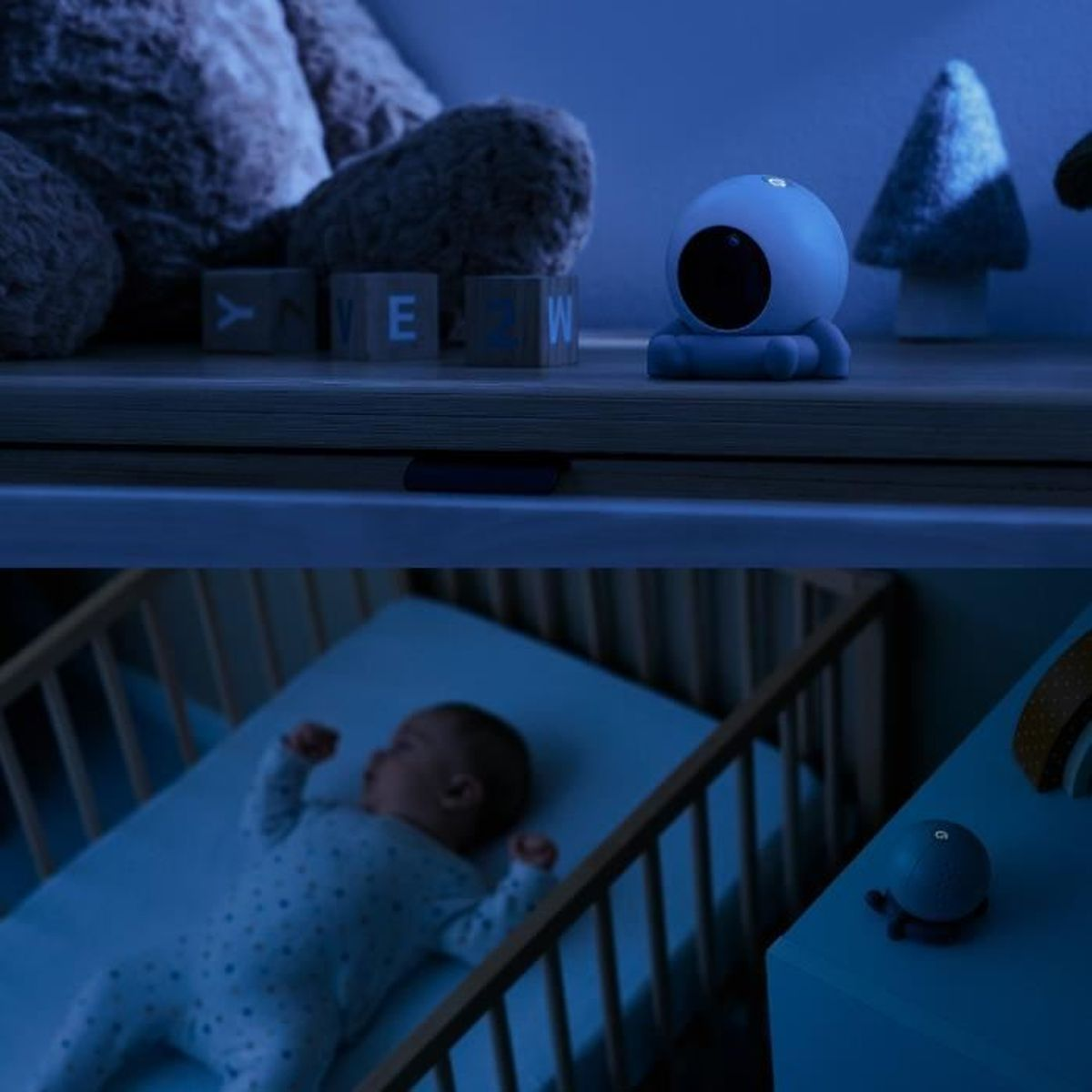 Ein Babyphone auf einem Regal, mit einem Baby in einem Kinderbett im Hintergrund. Spielzeug ist auch im Hintergrund.