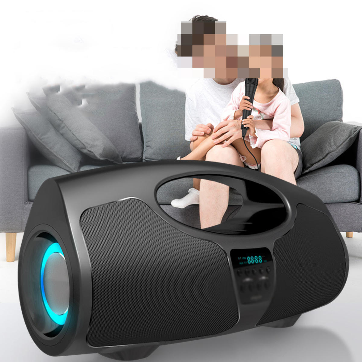 Ein schwarzer Lautsprecher mit einem Kind, das ein Mikrofon hält, auf einem grauen Sofa sitzend.