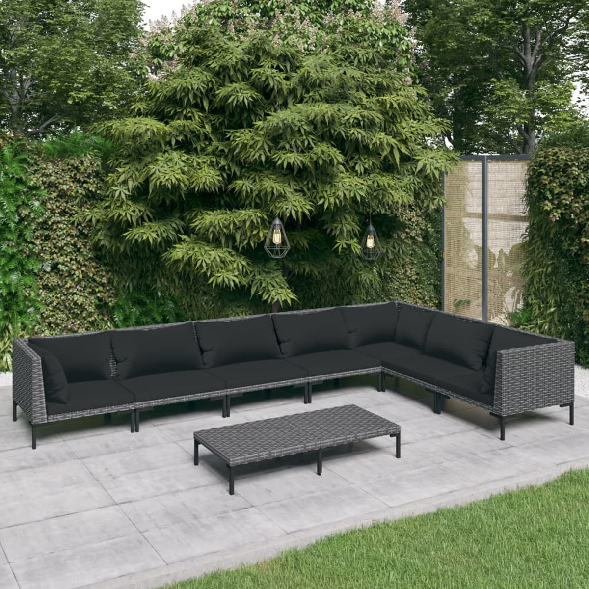 Outdoor-Ecksofa mit schwarzen Kissen und einem niedrigen Tisch, in einem Garten.