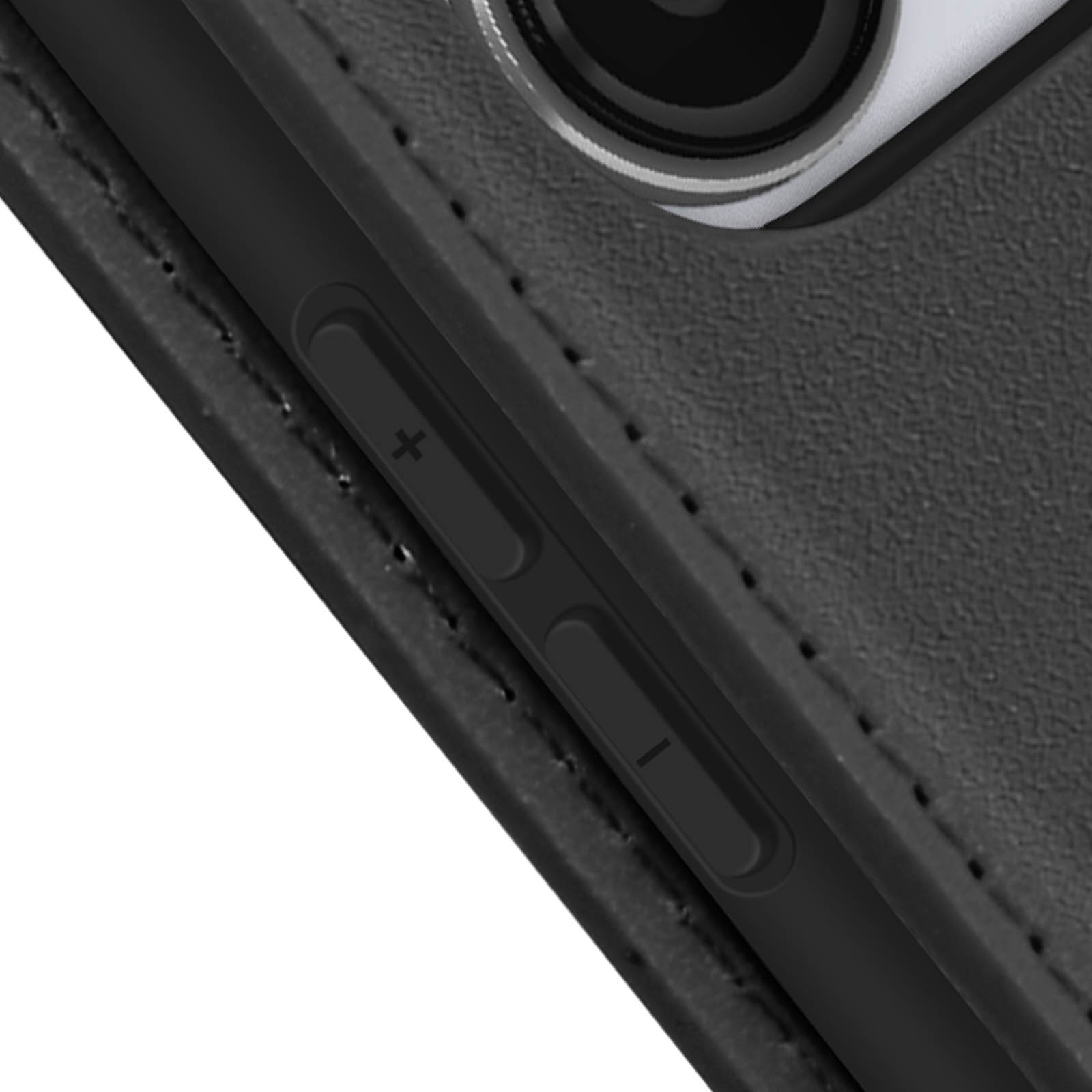 Primer plano de una funda de teléfono con botones de volumen. Funda negra, fondo blanco.