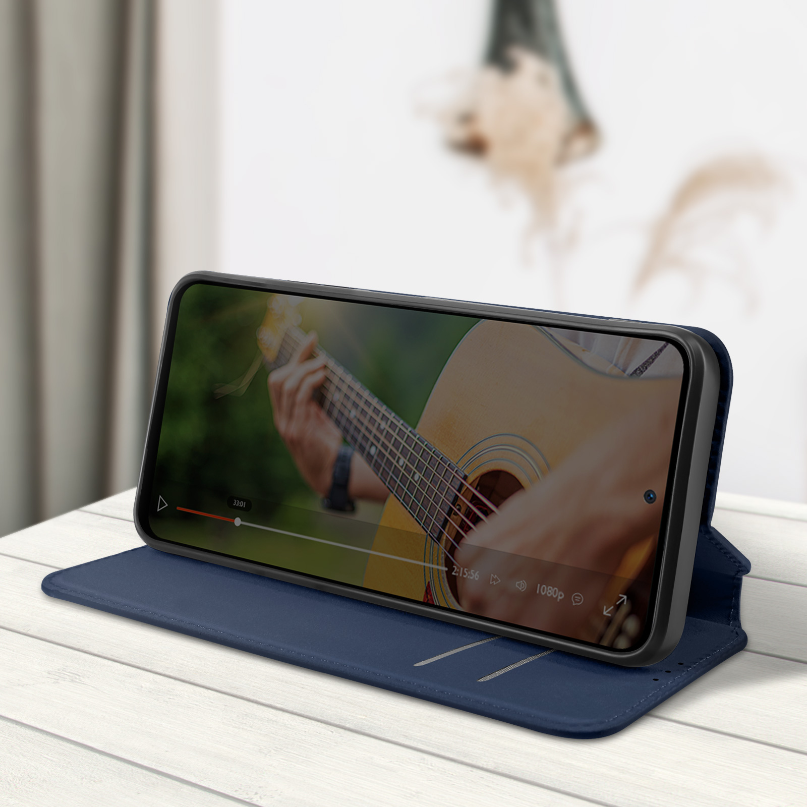 Custodia per telefono blu con smartphone all'interno, che mostra una persona che suona la chitarra.