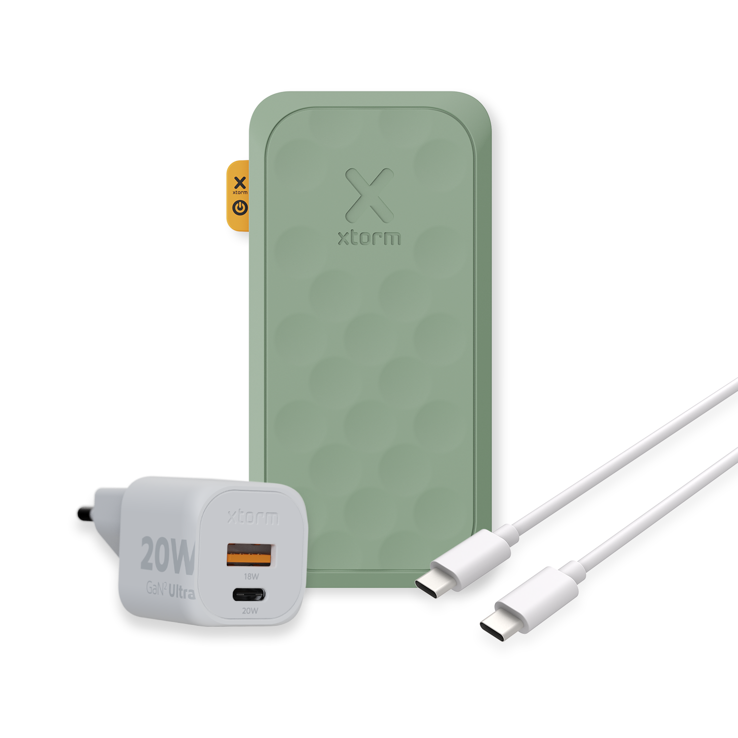 Eine grüne Powerbank, ein weißes Ladegerät und weiße Ladekabel auf dunklem Grund.