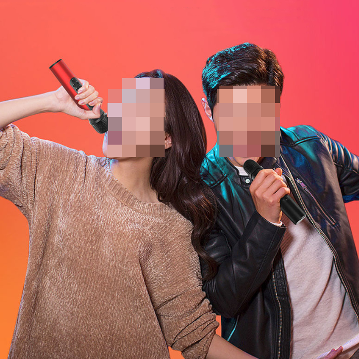 Zwei Personen halten Mikrofone, Gesichter verschwommen. Sie befinden sich in einer farbenfrohen Umgebung.