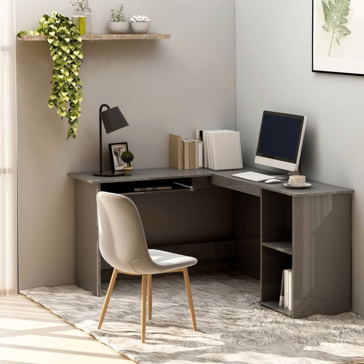 Eckschreibtisch mit Computer, Stuhl, Lampe und Deko in grauem Raum mit Teppich und Regal.