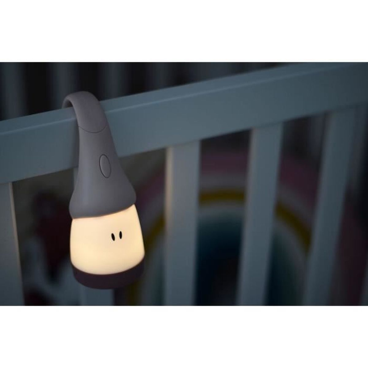 Ein Nachtlicht für das Kinderbett. Es hat eine abgerundete Oberseite mit Cartoon-Augen und einen gebogenen Hals.