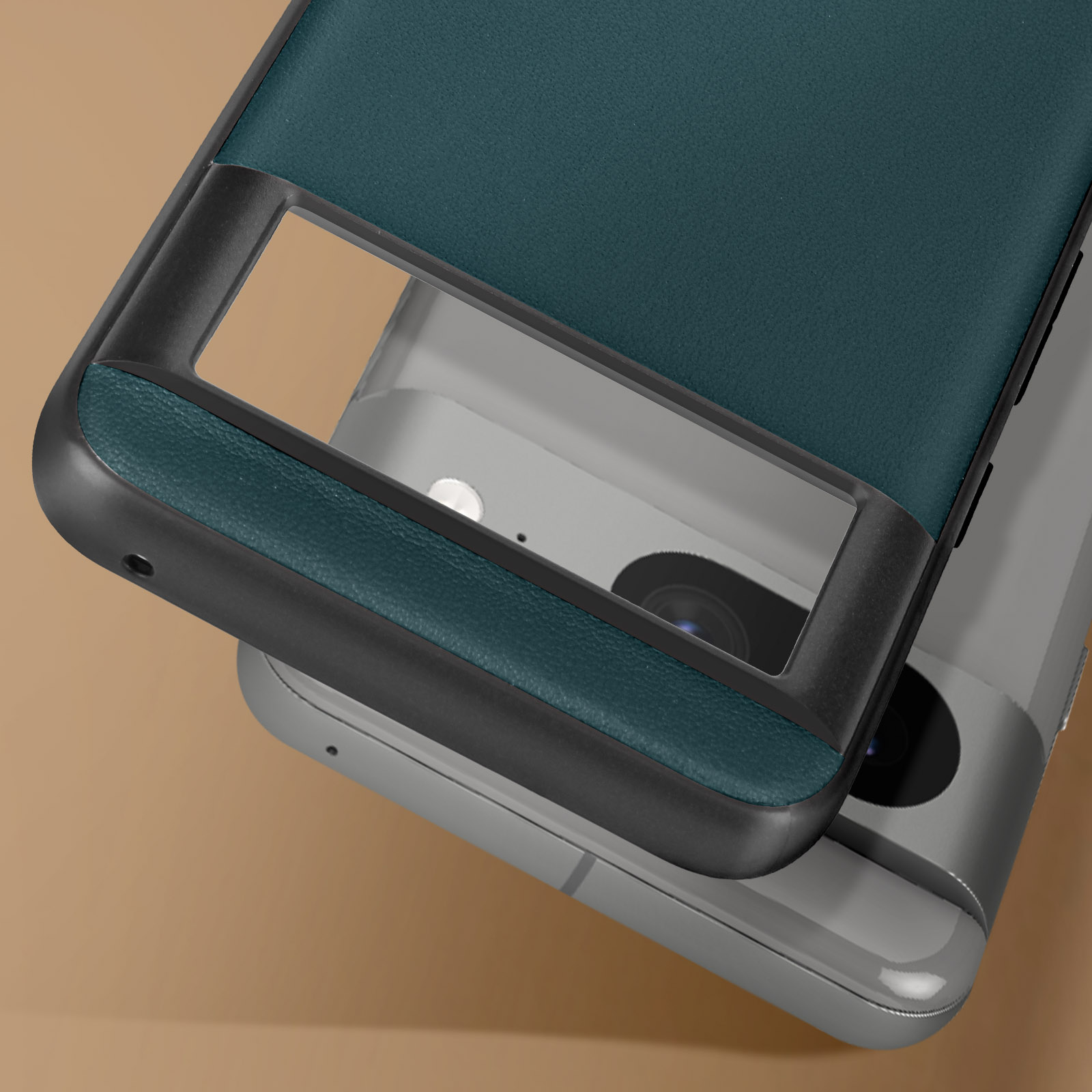 Custodia del telefono sopra un telefono. La custodia è verde acqua e nera. Il telefono è grigio.