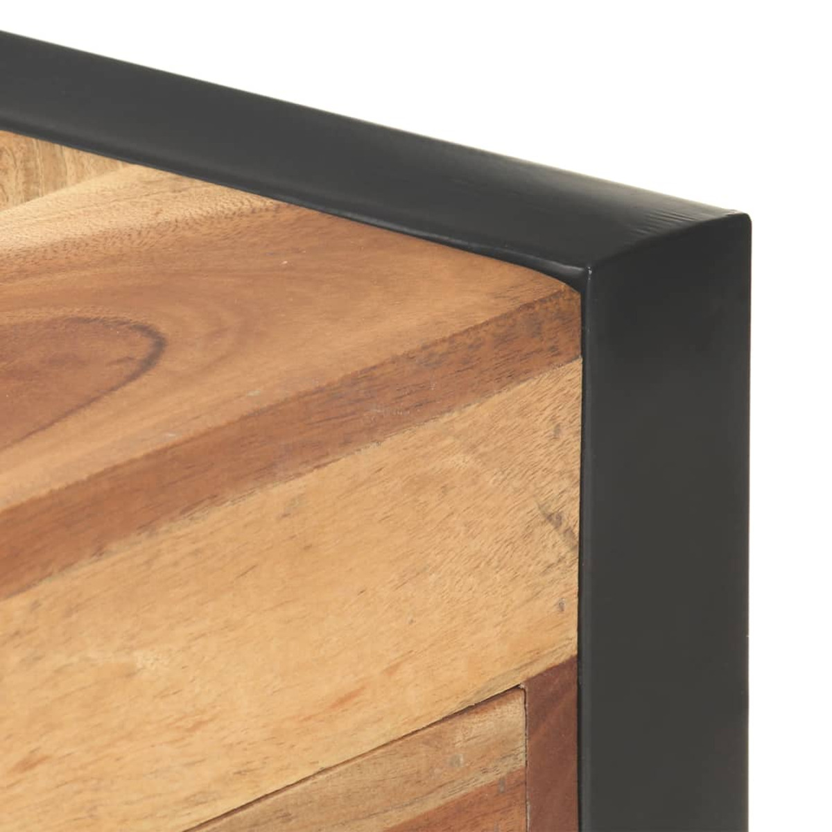 Nahaufnahme einer Holzschublade mit schwarzem Metallrahmen an der Ecke.