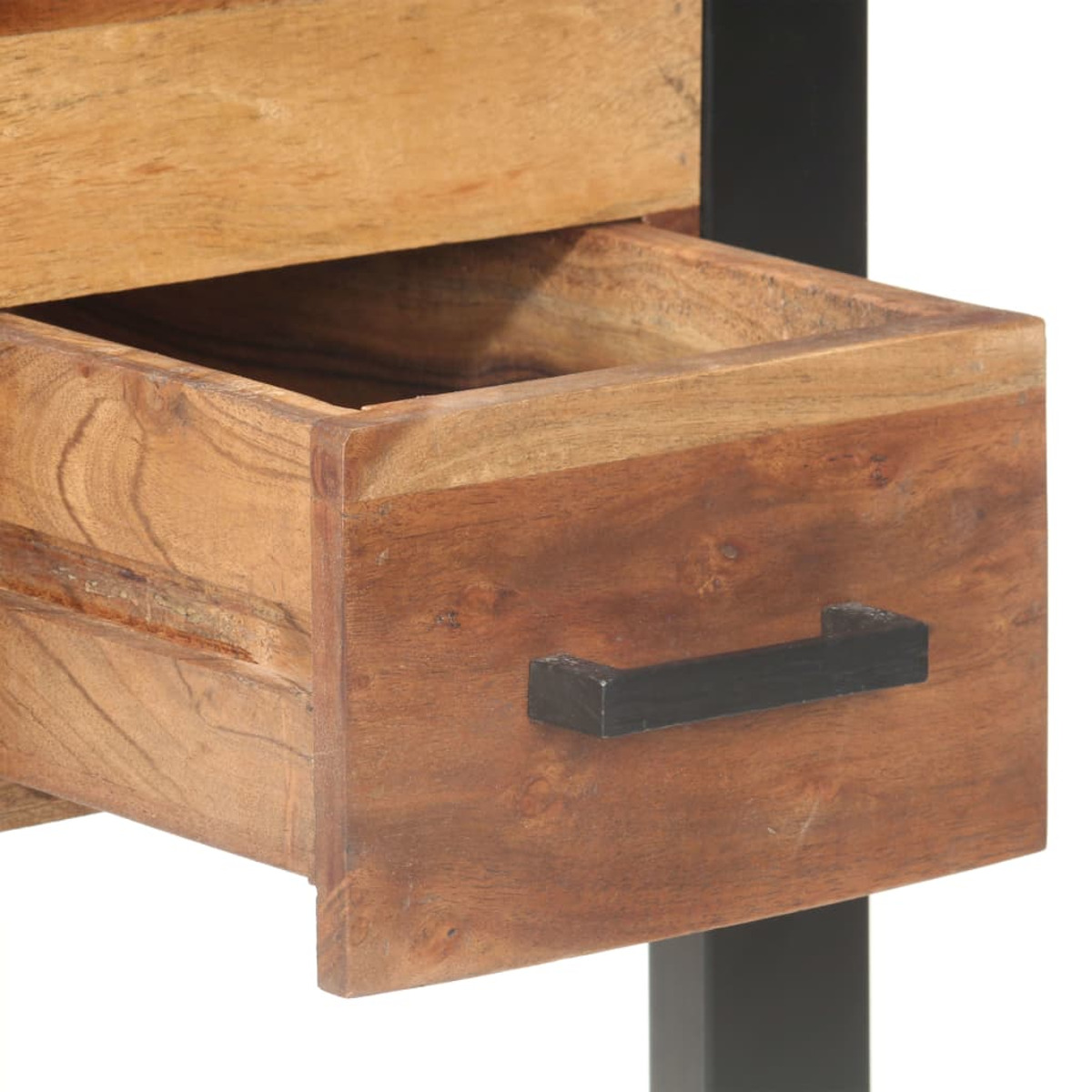 Nahaufnahme einer Holzschublade mit einem schwarzen Griff, teilweise geöffnet.