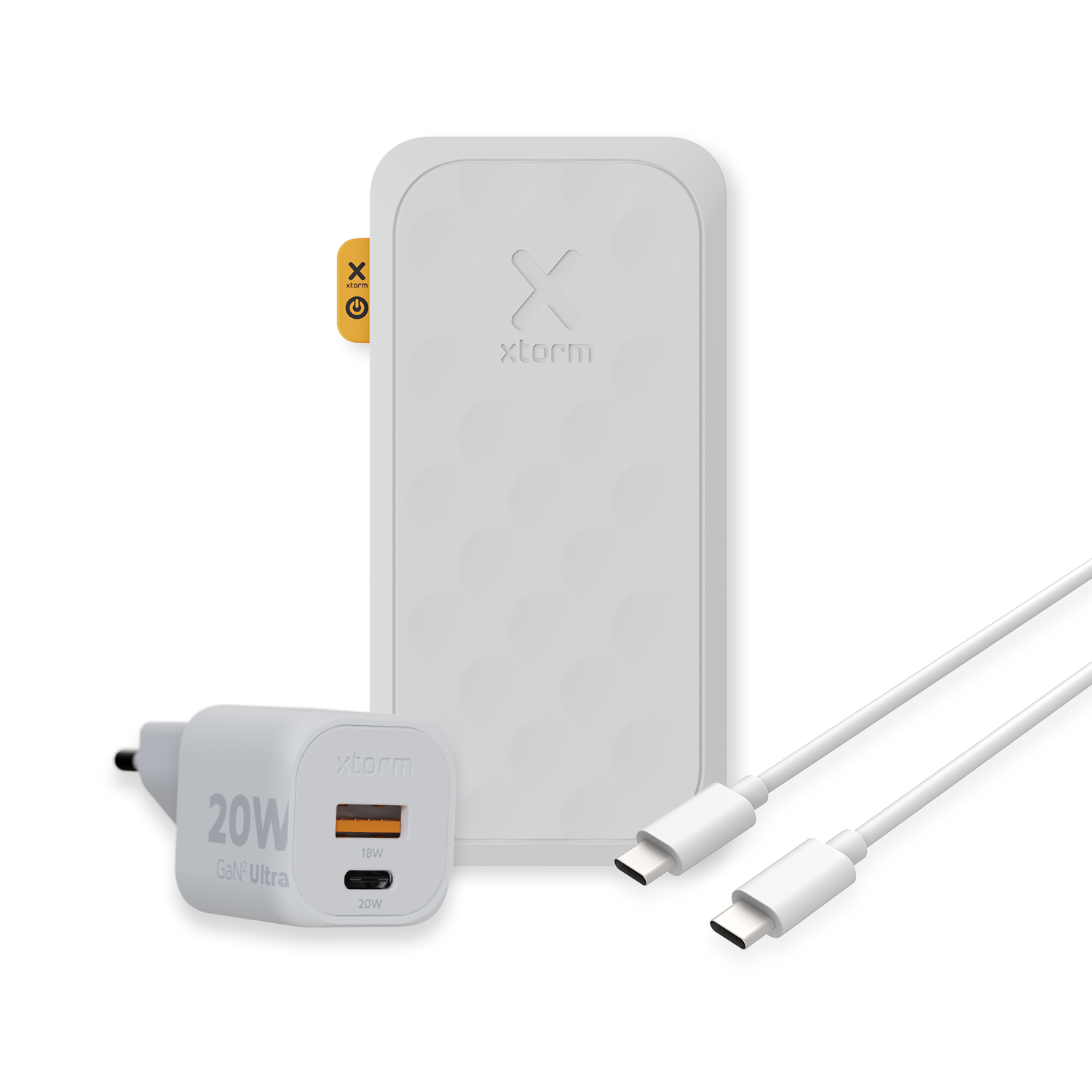 Weiße Powerbank mit weißem Ladegerät und zwei weißen Ladekabeln. Text auf dem Ladegerät lautet '20W'.