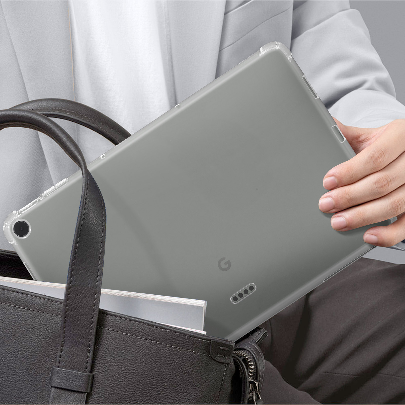 Tablet in einer transparenten Hülle, gehalten von einer Person. Das Tablet zeigt eine App-Oberfläche. Dunkle Tasche im Hintergrund.