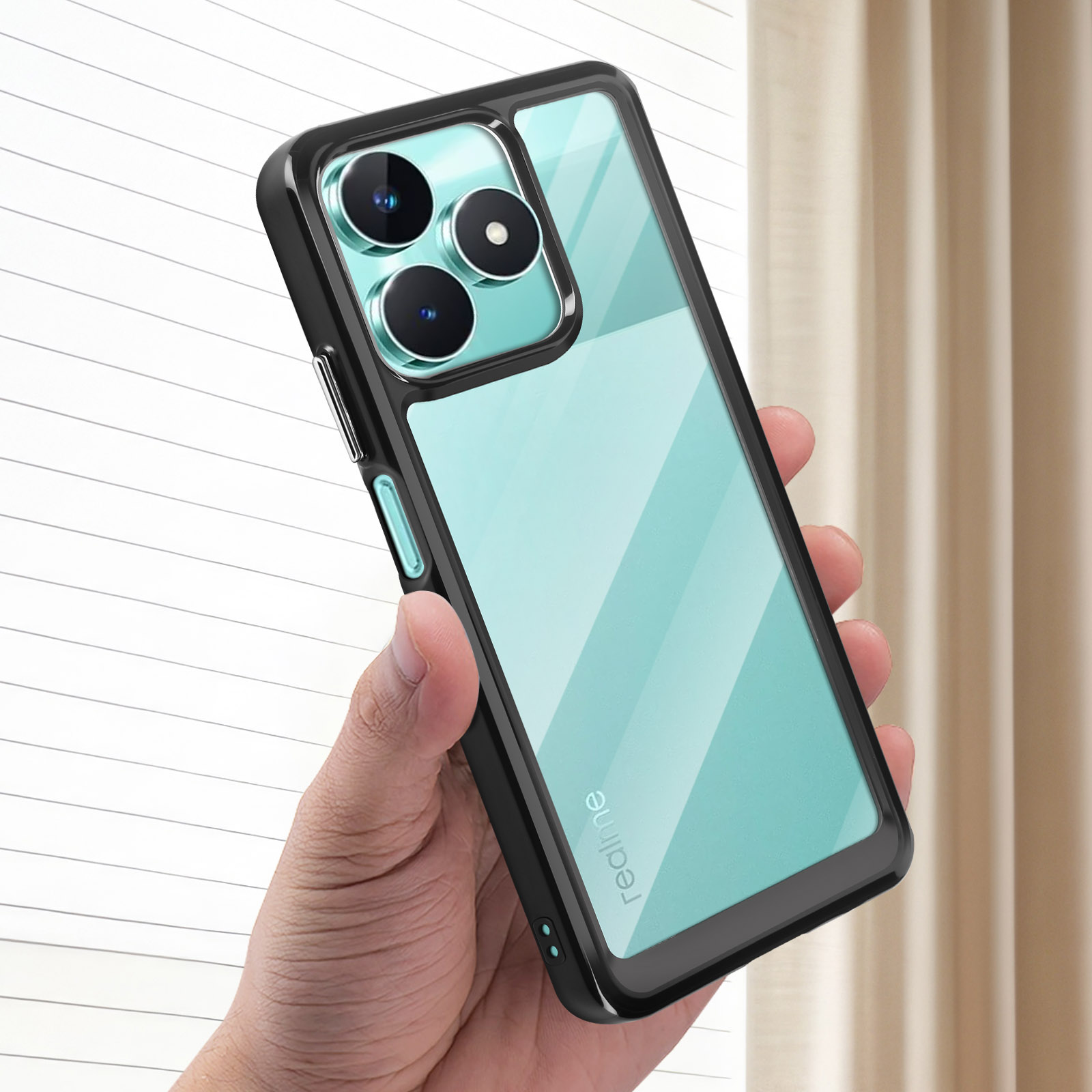 Una mano tiene una custodia per telefono. La custodia è nera con un retro trasparente, che mostra il colore verde acqua del telefono.
