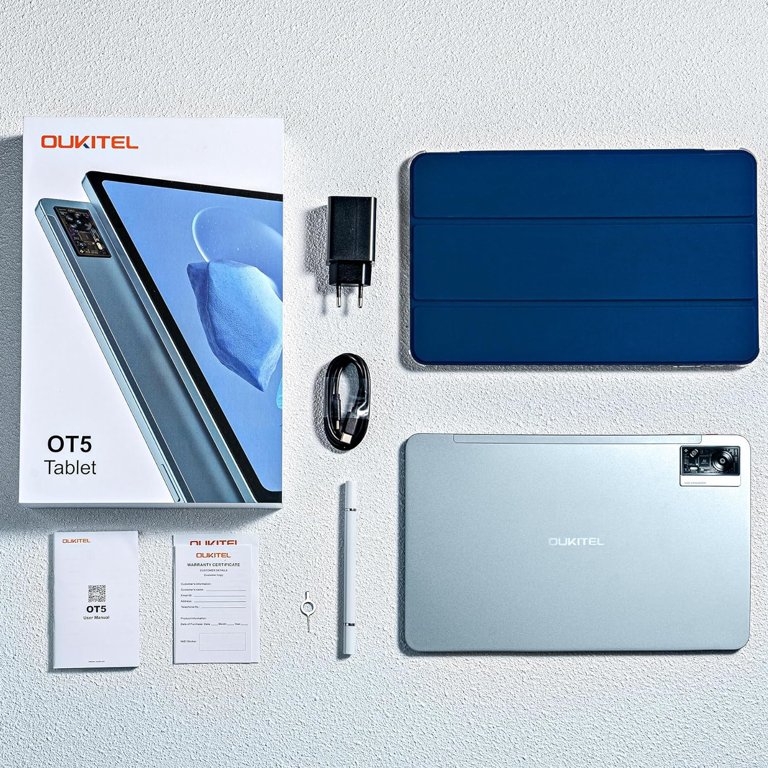 Tableta, cargador y funda colocados sobre una superficie blanca.