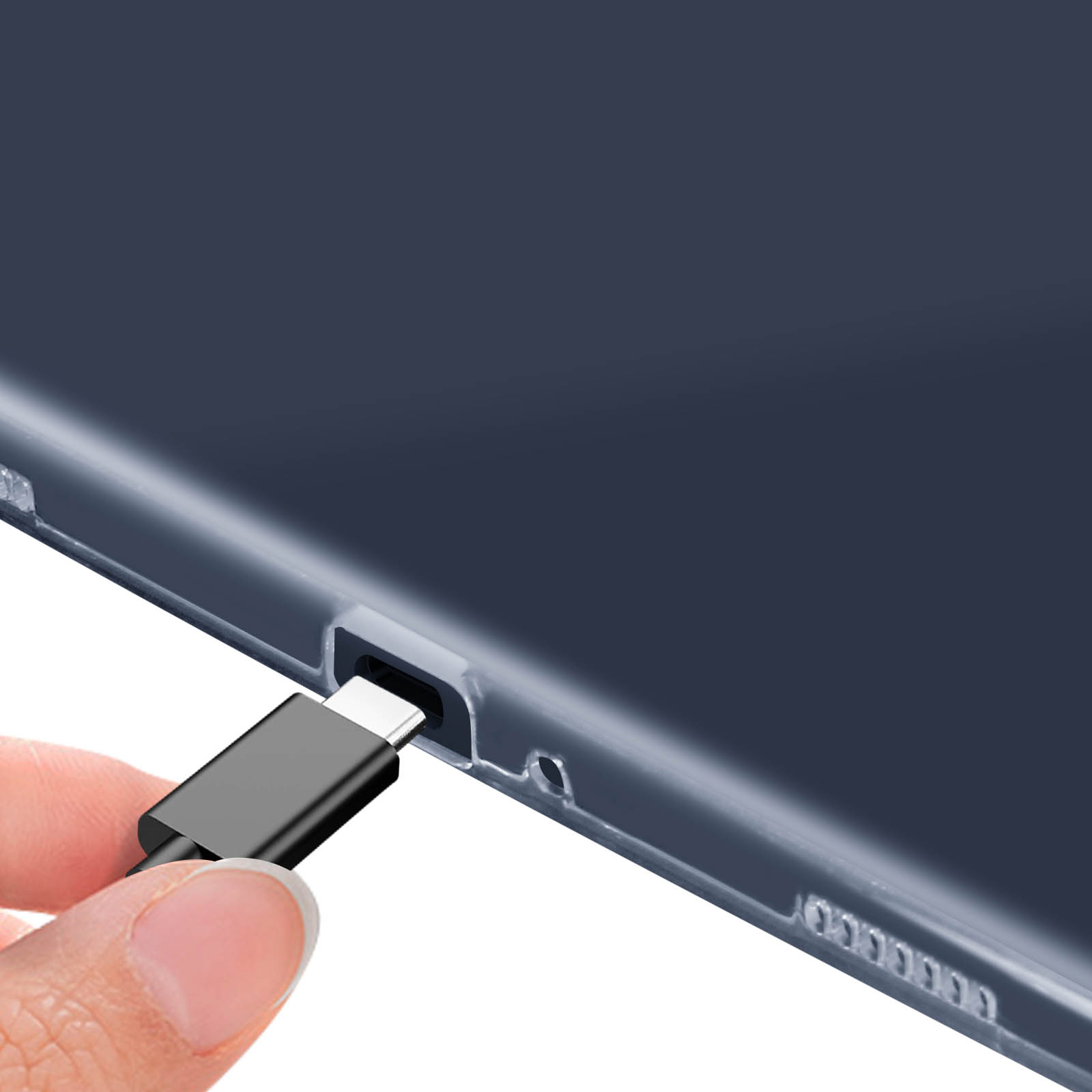 Nahaufnahme einer Hand, die ein schwarzes USB-C-Kabel in ein dunkelblaues Tablet steckt.