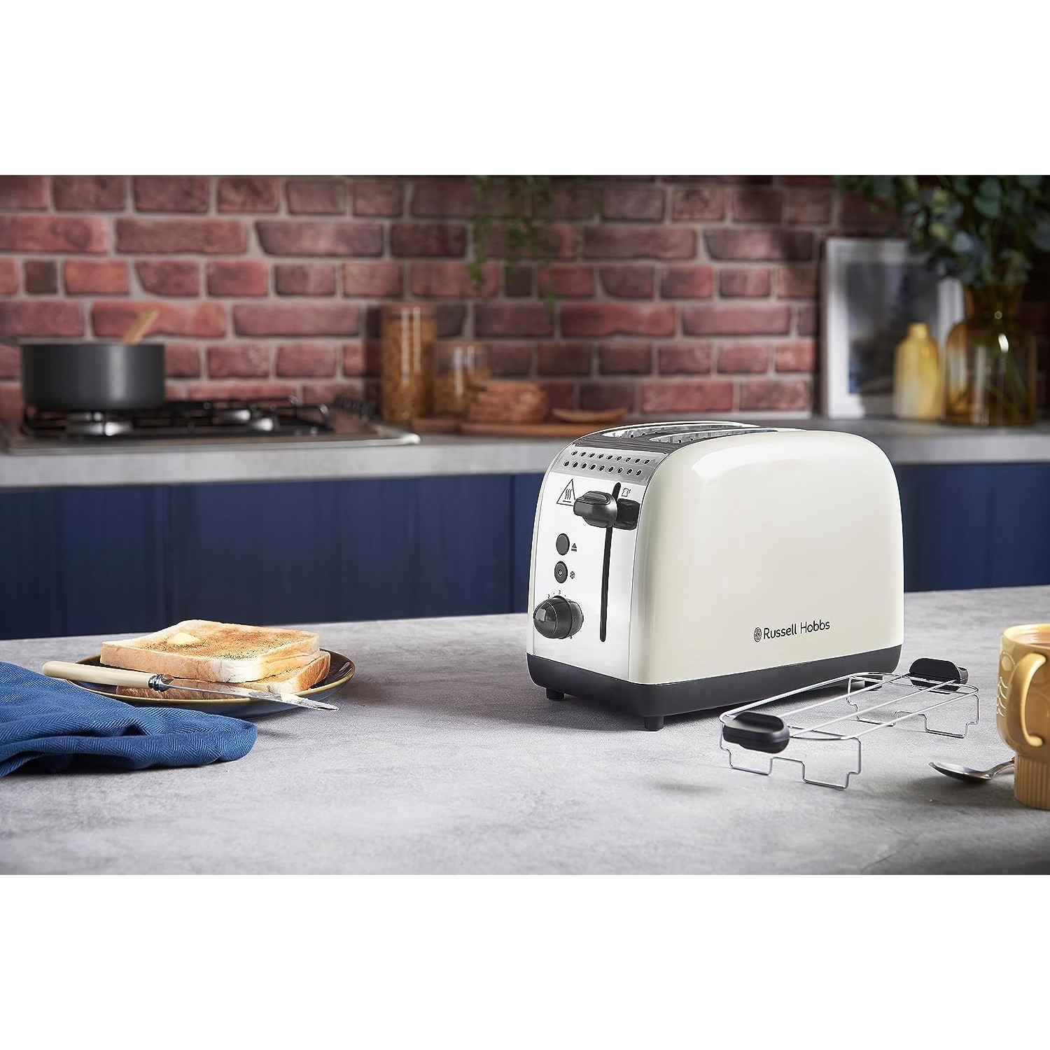 Ein weißer Toaster mit Brot und einem Wärmereck auf einer Küchentheke.