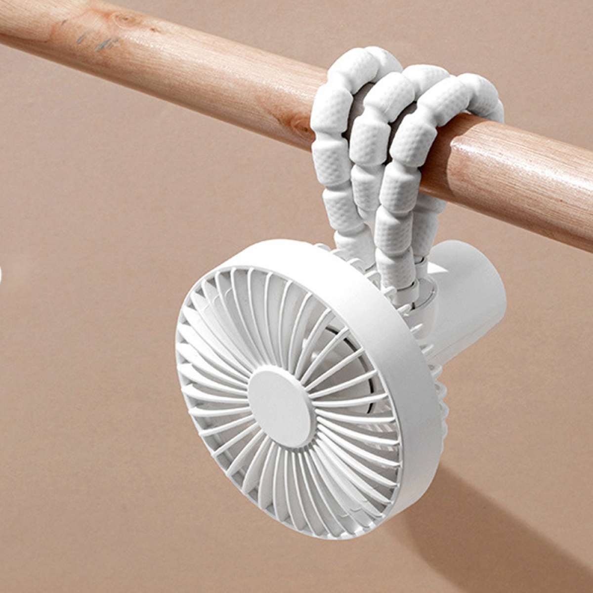 Ein weißer Mini-Ventilator hängt an einer Holzstange. Der Ventilator ist mit einem flexiblen Arm verbunden.