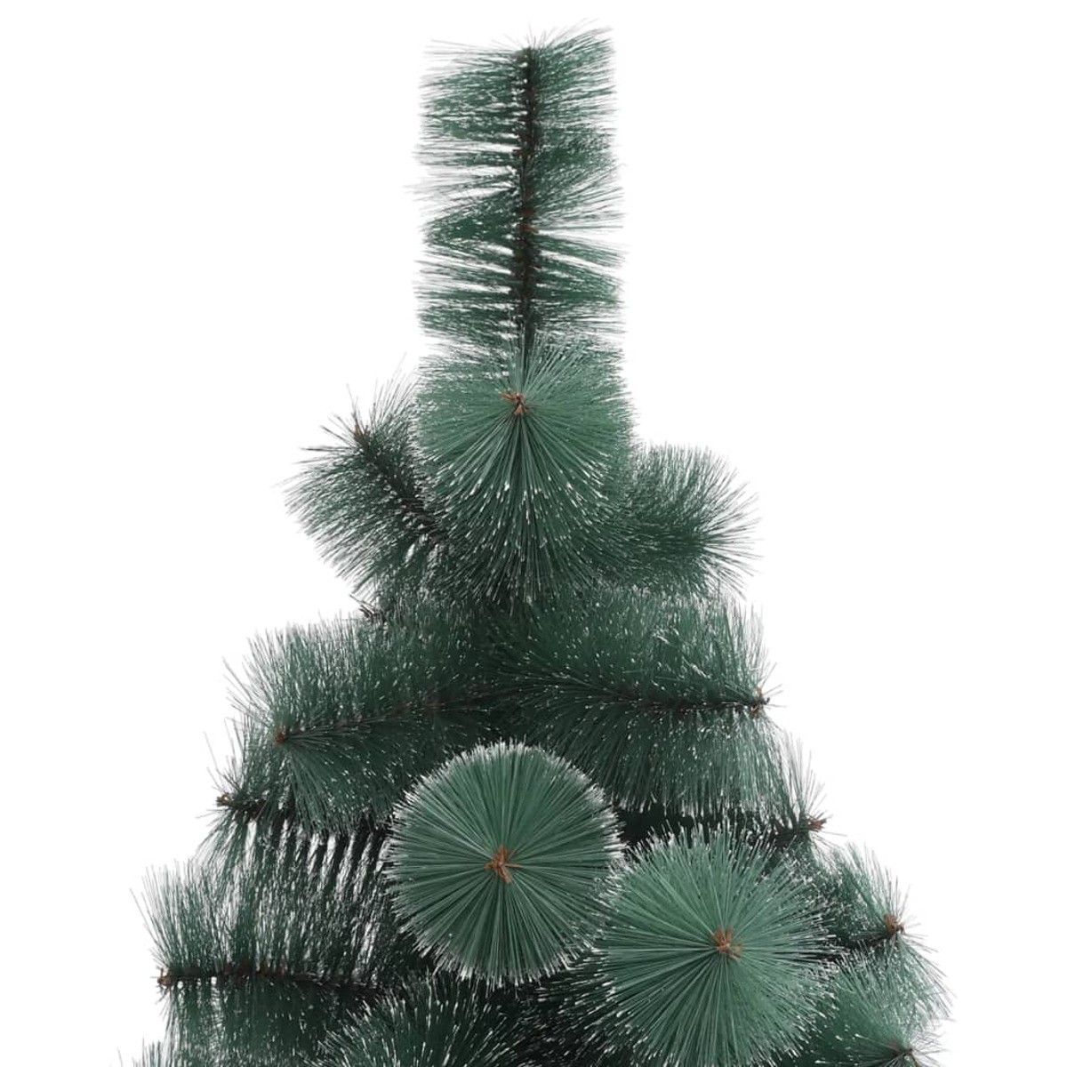 Nahaufnahme eines grünen Weihnachtsbaums mit weißen Spitzen, isoliert auf weißem Hintergrund.