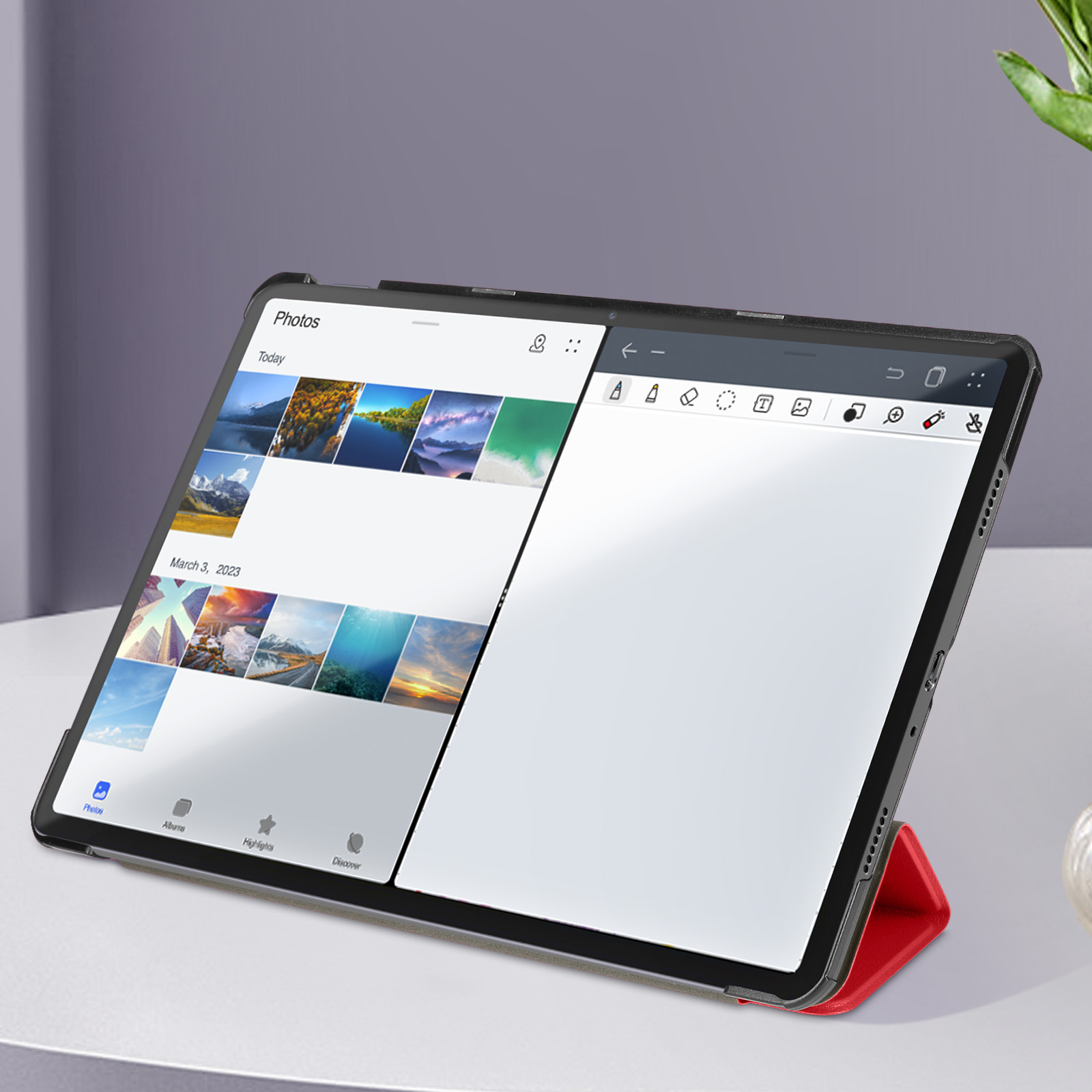 Tablet mostra foto e interfaccia di disegno. È su un supporto rosso. Sfondo è grigio.