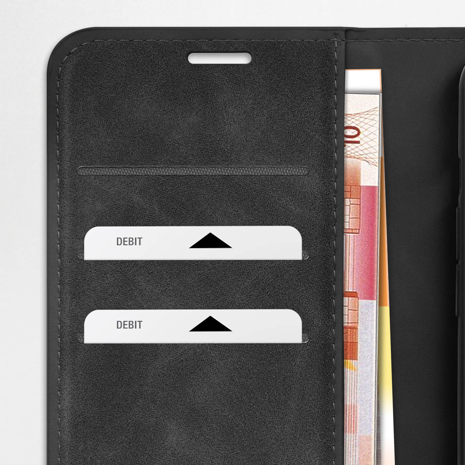 Un portafoglio aperto con carte di debito e denaro all'interno. Portafoglio in pelle nera.