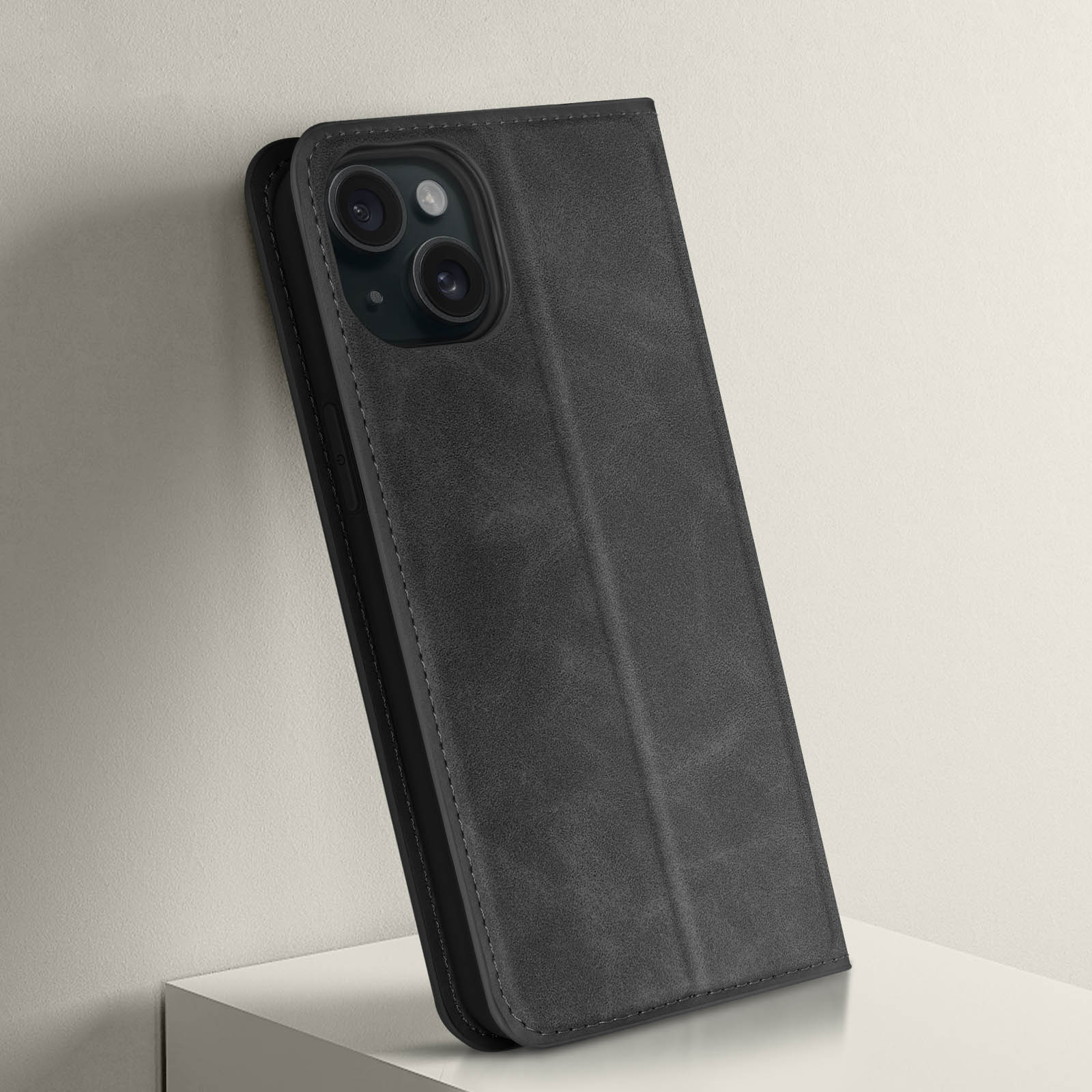 Custodia per telefono in pelle nera, chiusa e aperta. L'interno è nero, fotocamera del telefono visibile.