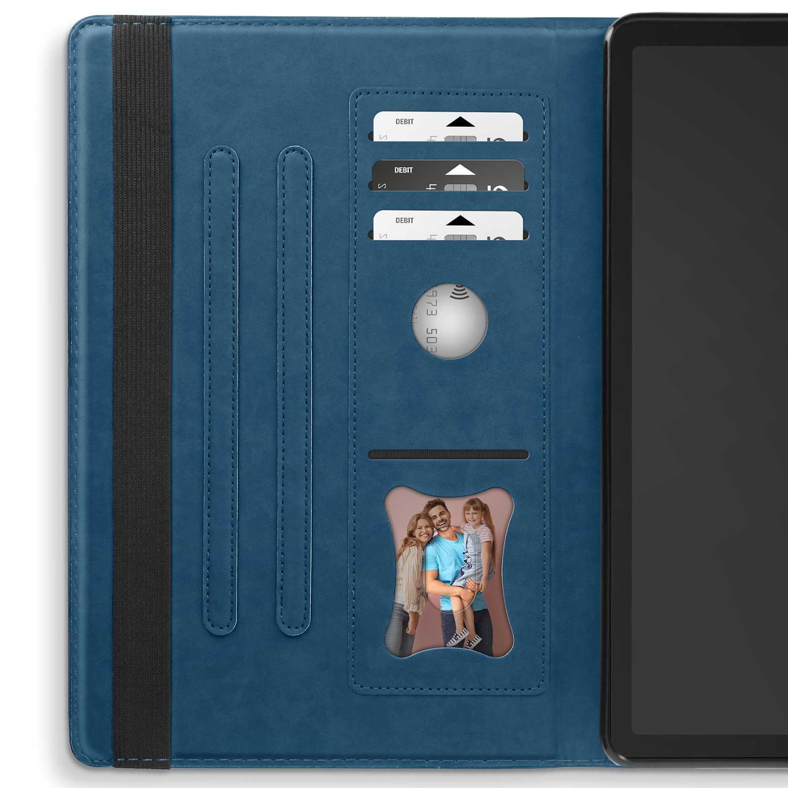 Custodia per tablet in pelle blu con fessure per carte, una foto di famiglia e un elastico nero.