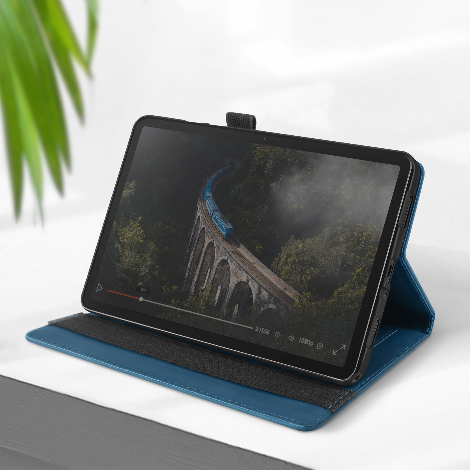 Tablet in custodia blu che mostra un ponte su un fiume. La custodia è su una superficie bianca.